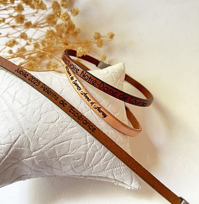 set gegraveerde leren armbanden