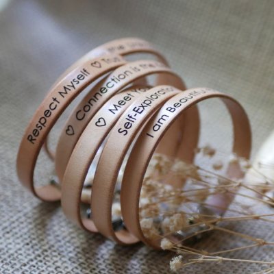 armbanden met motiverende welzijnsboodschappen