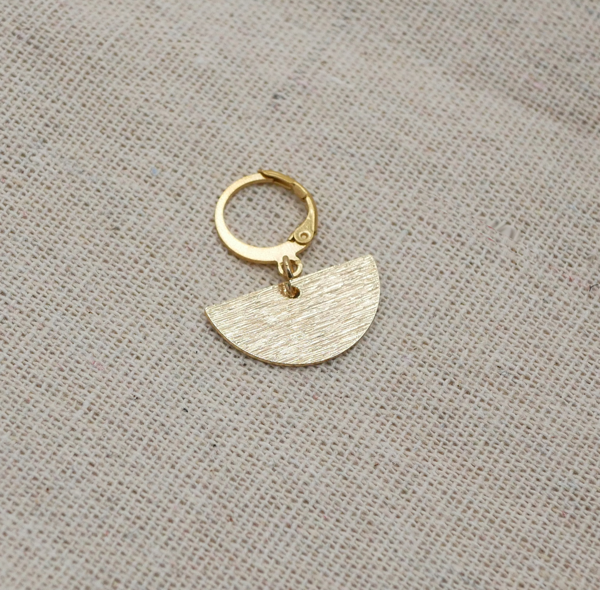 Solo halfronde gouden oorbel