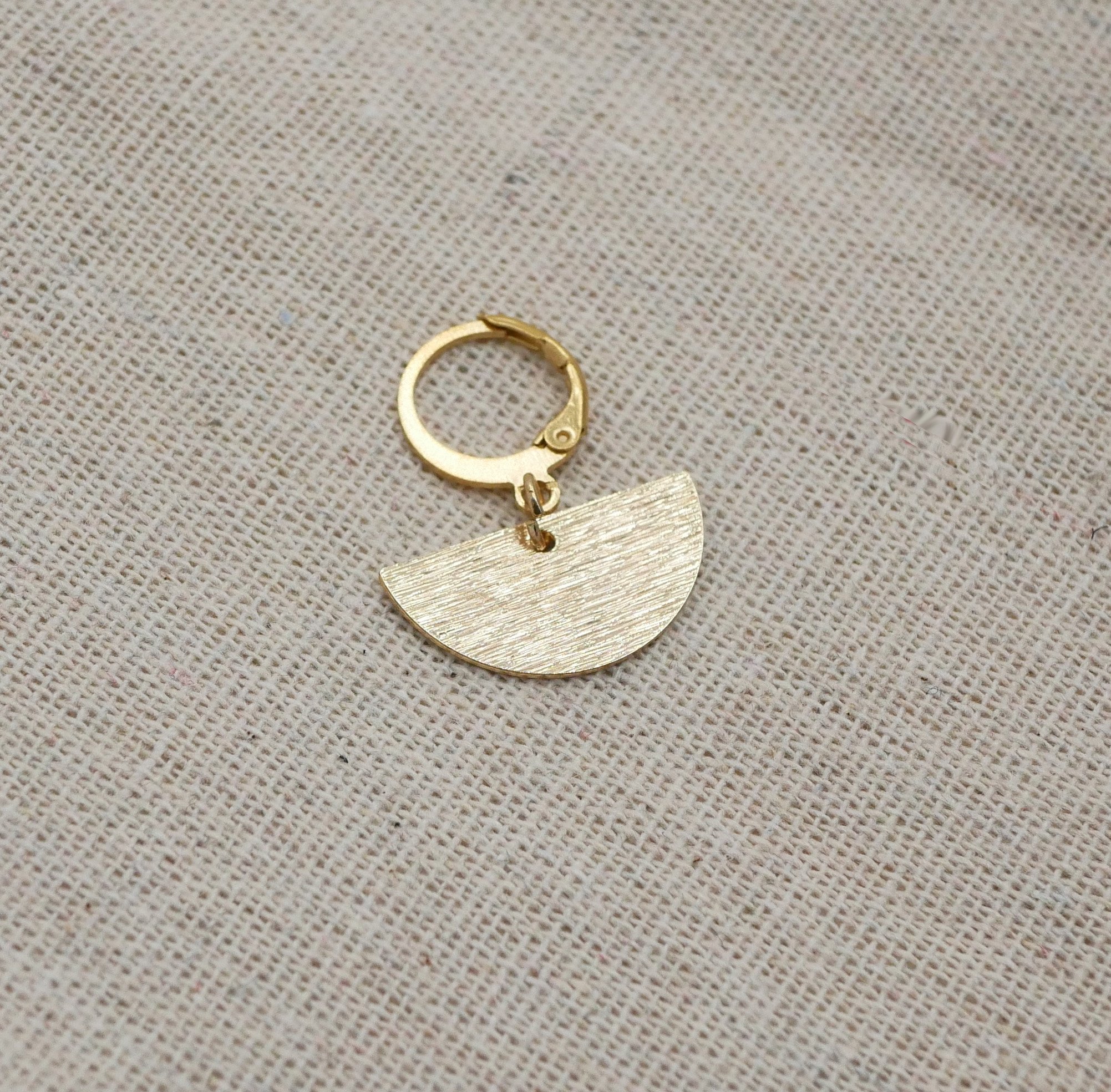 Solo halfronde gouden oorbel