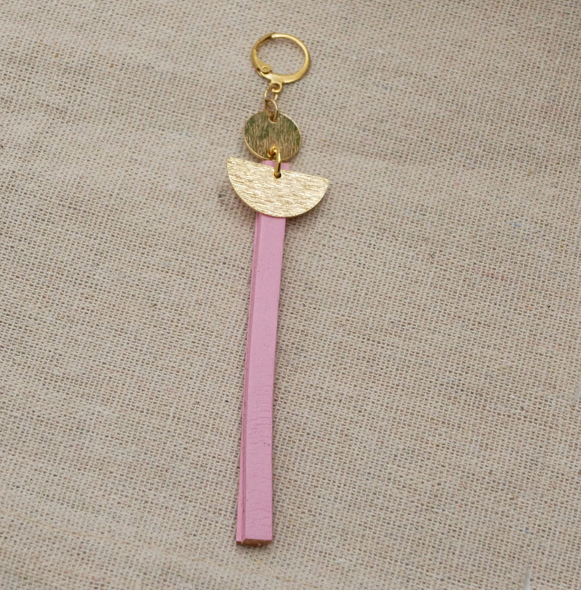 Solo lange bungelende oorbel Roze leer of kleur naar keuze