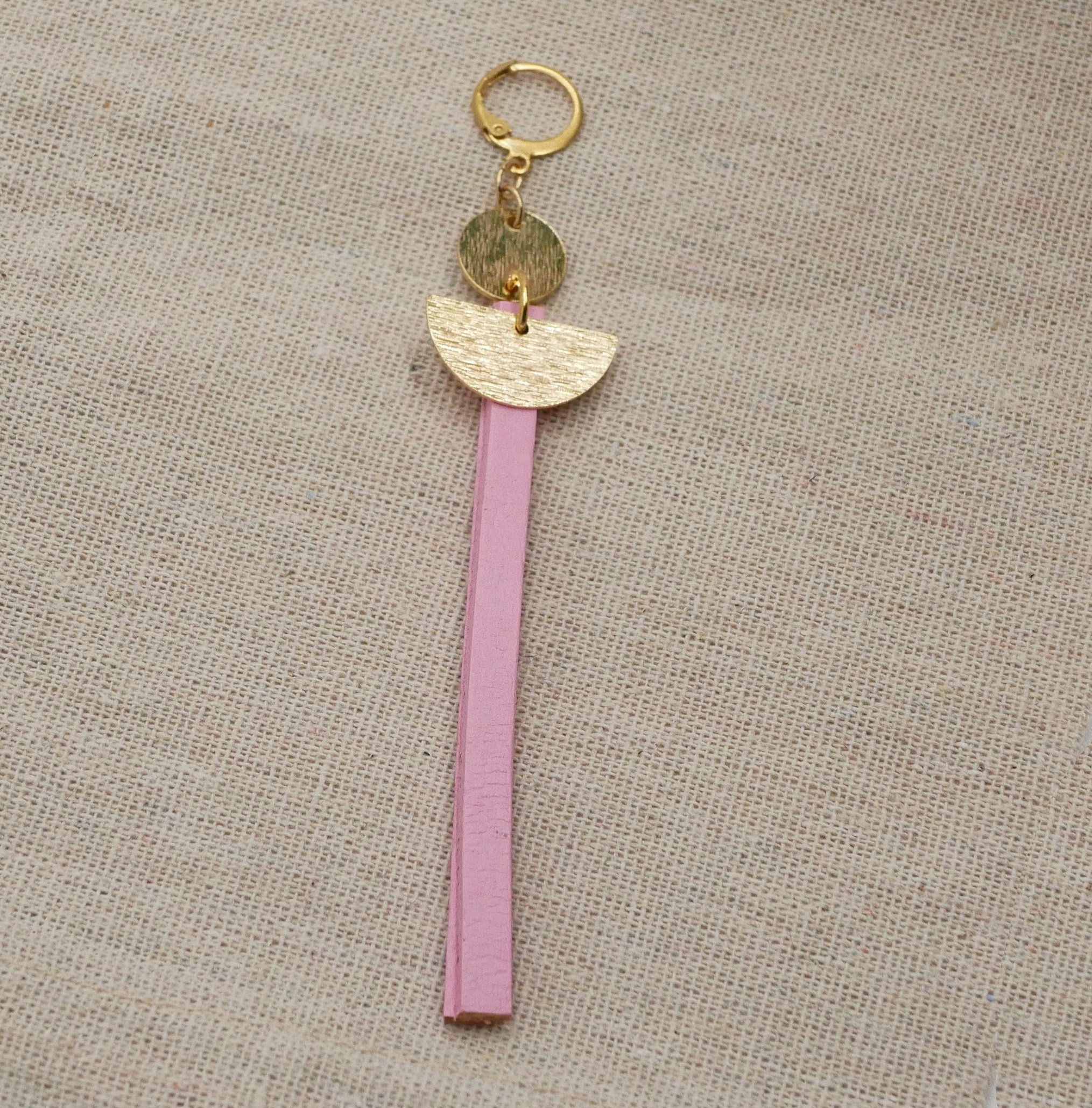 Solo lange bungelende oorbel Roze leer of kleur naar keuze