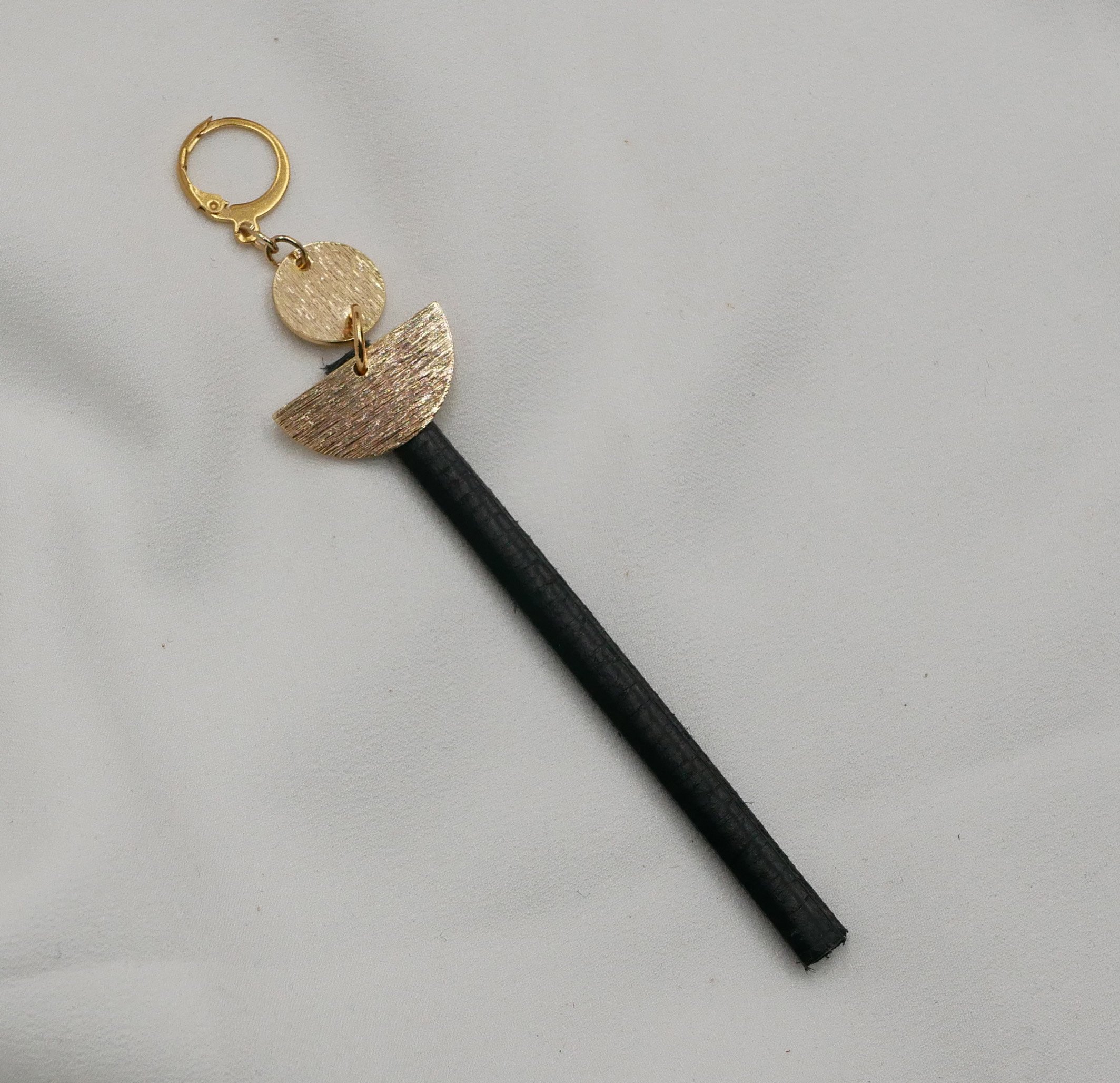 Solo lange bungelende oorbel Roze leer of kleur naar keuze