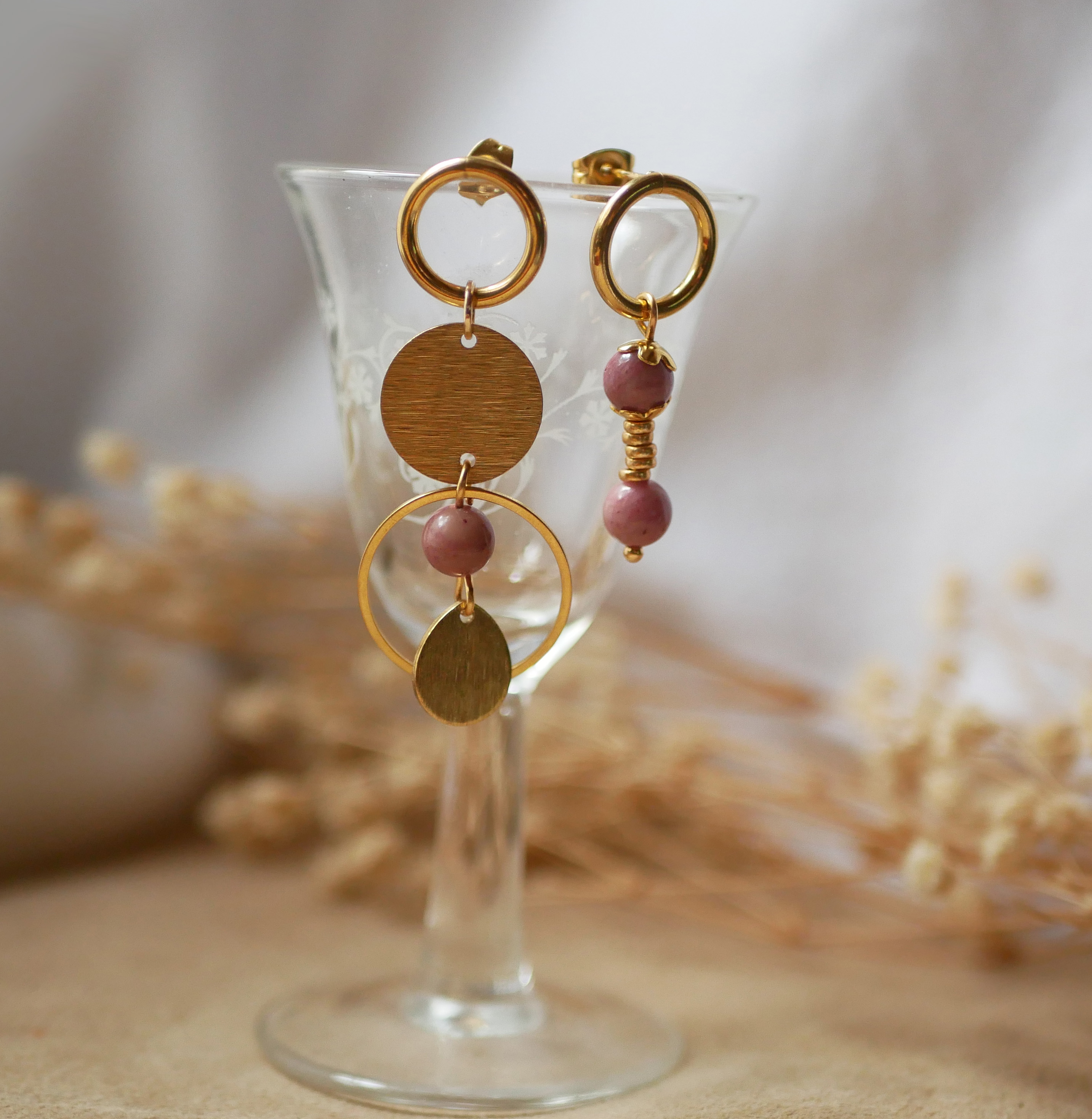 Solo oorbel met gouden hoepels en cirkels en roze Rhodoniet parel