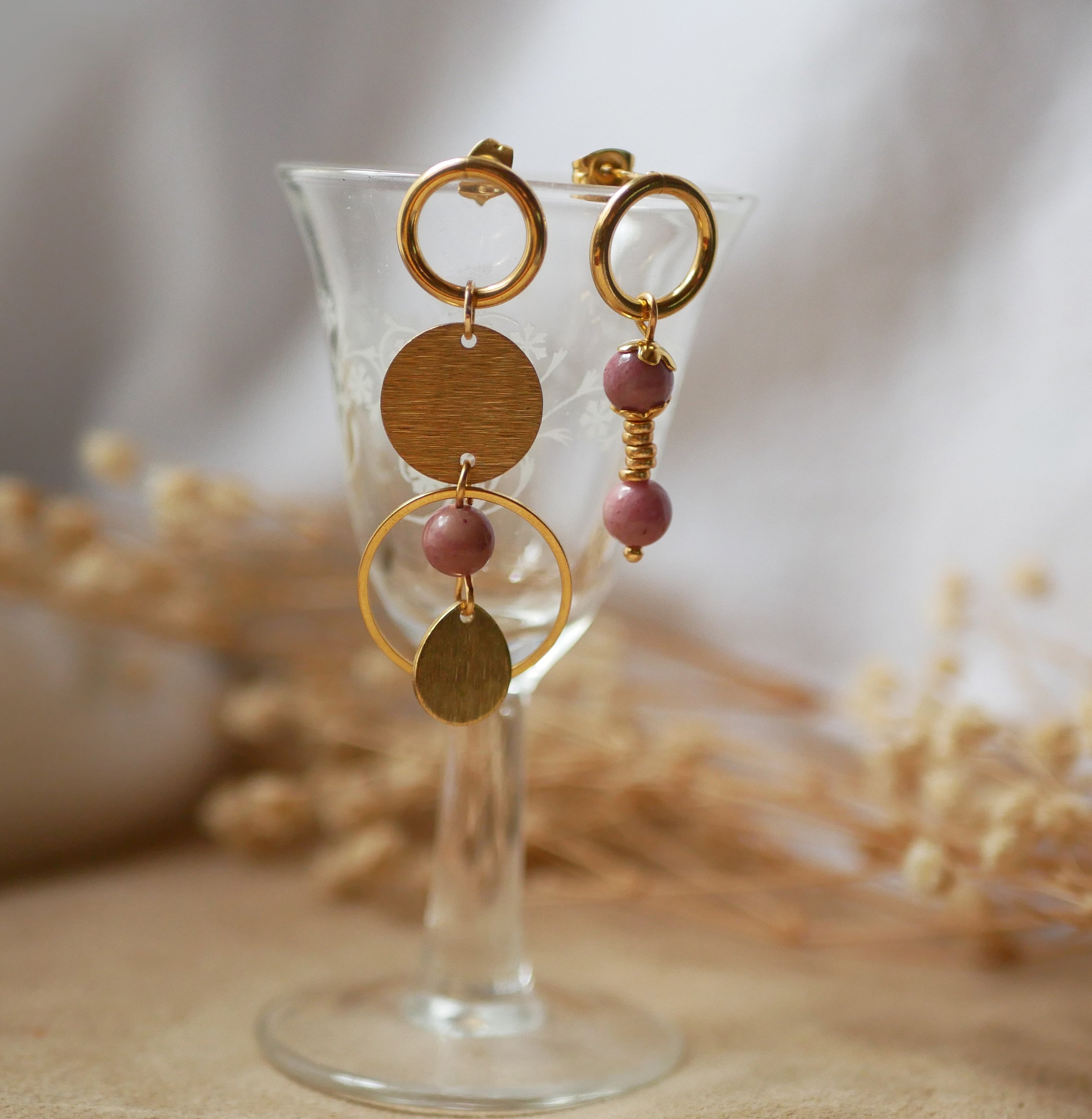 Solo oorbel met gouden hoepels en cirkels en roze Rhodoniet parel
