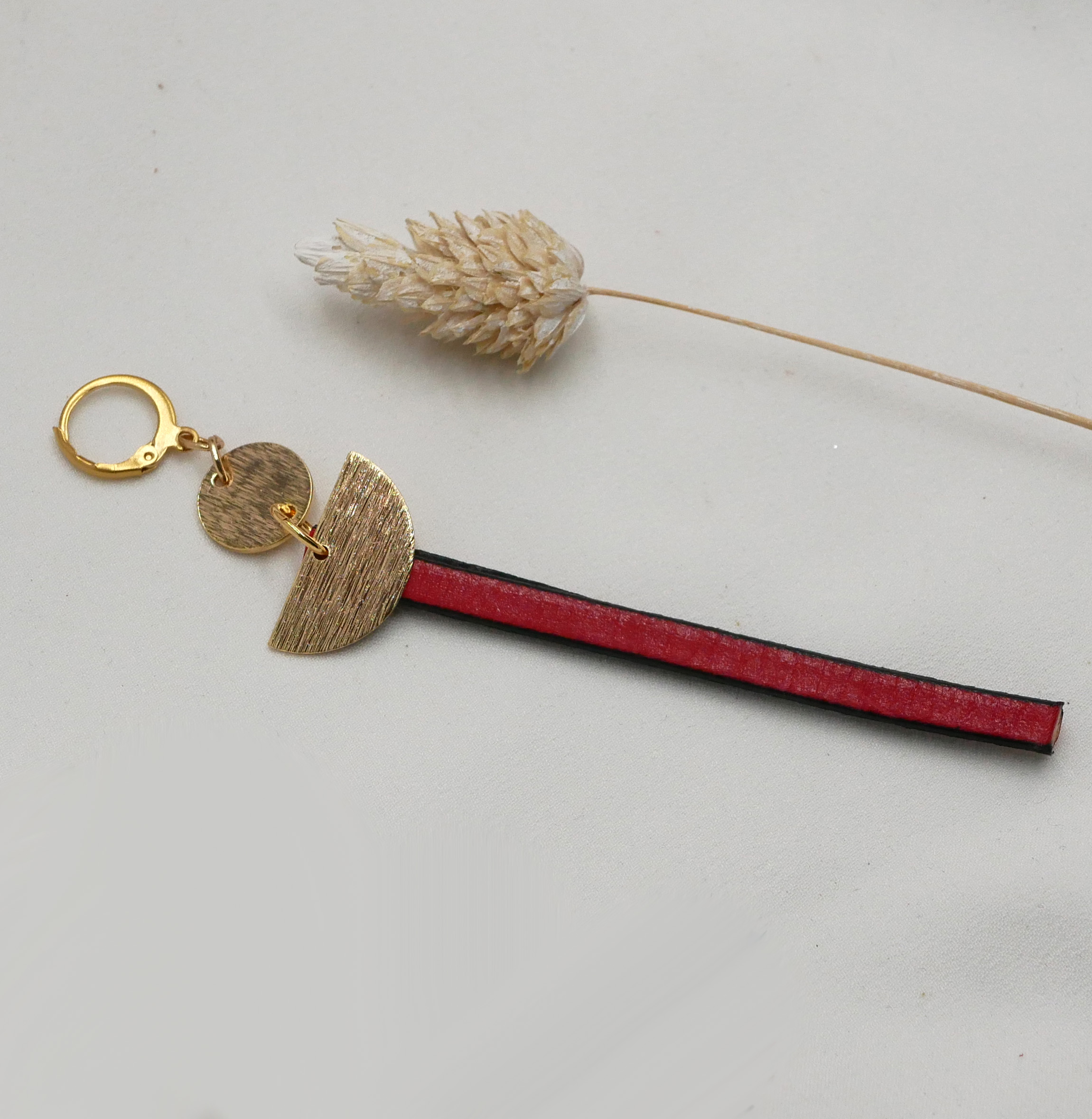 Solo lange vergulde bungelende oorbel Rood leer of kleur naar keuze