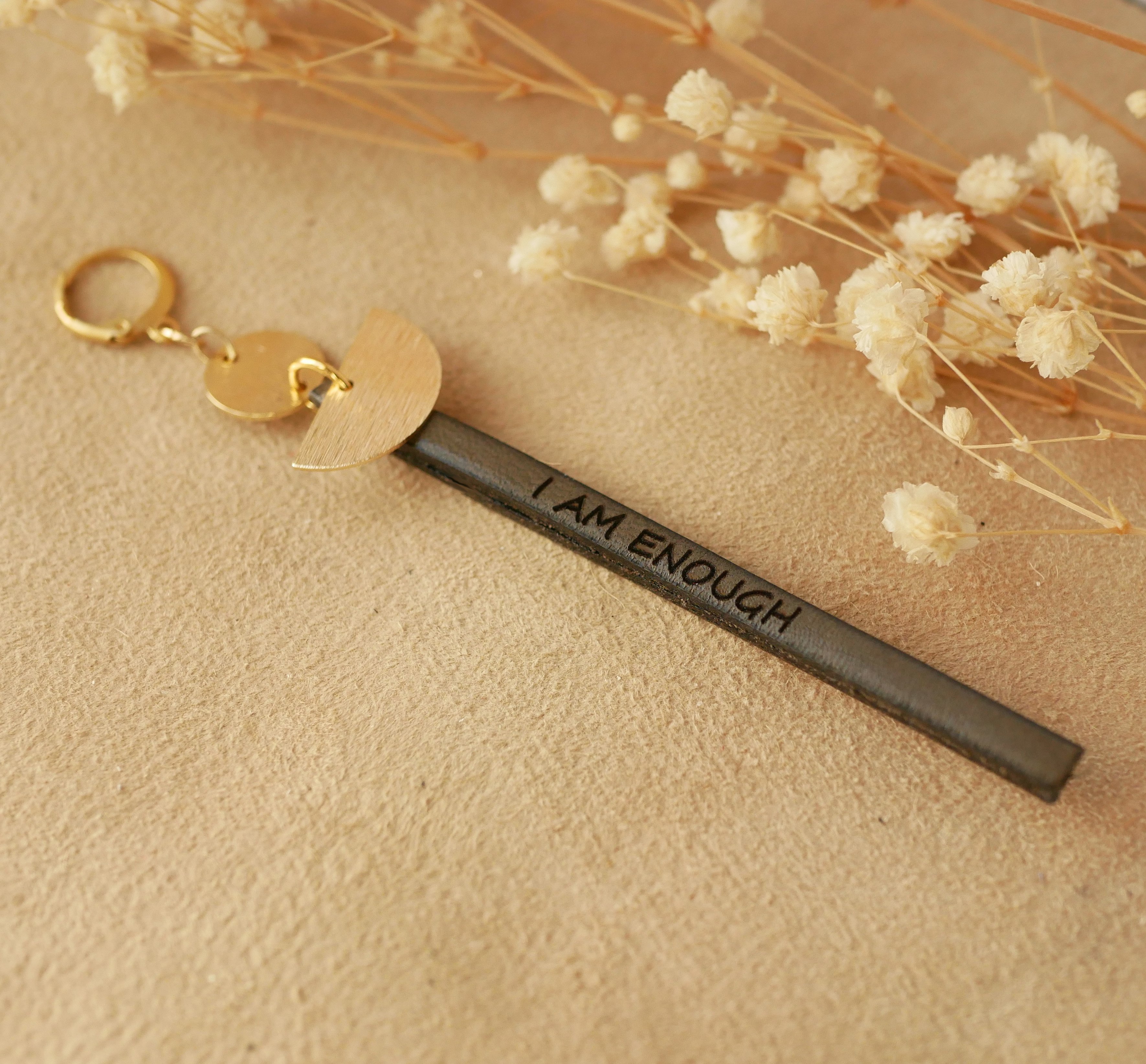 Solo lange vergulde bungelende oorbel Rood leer of kleur naar keuze