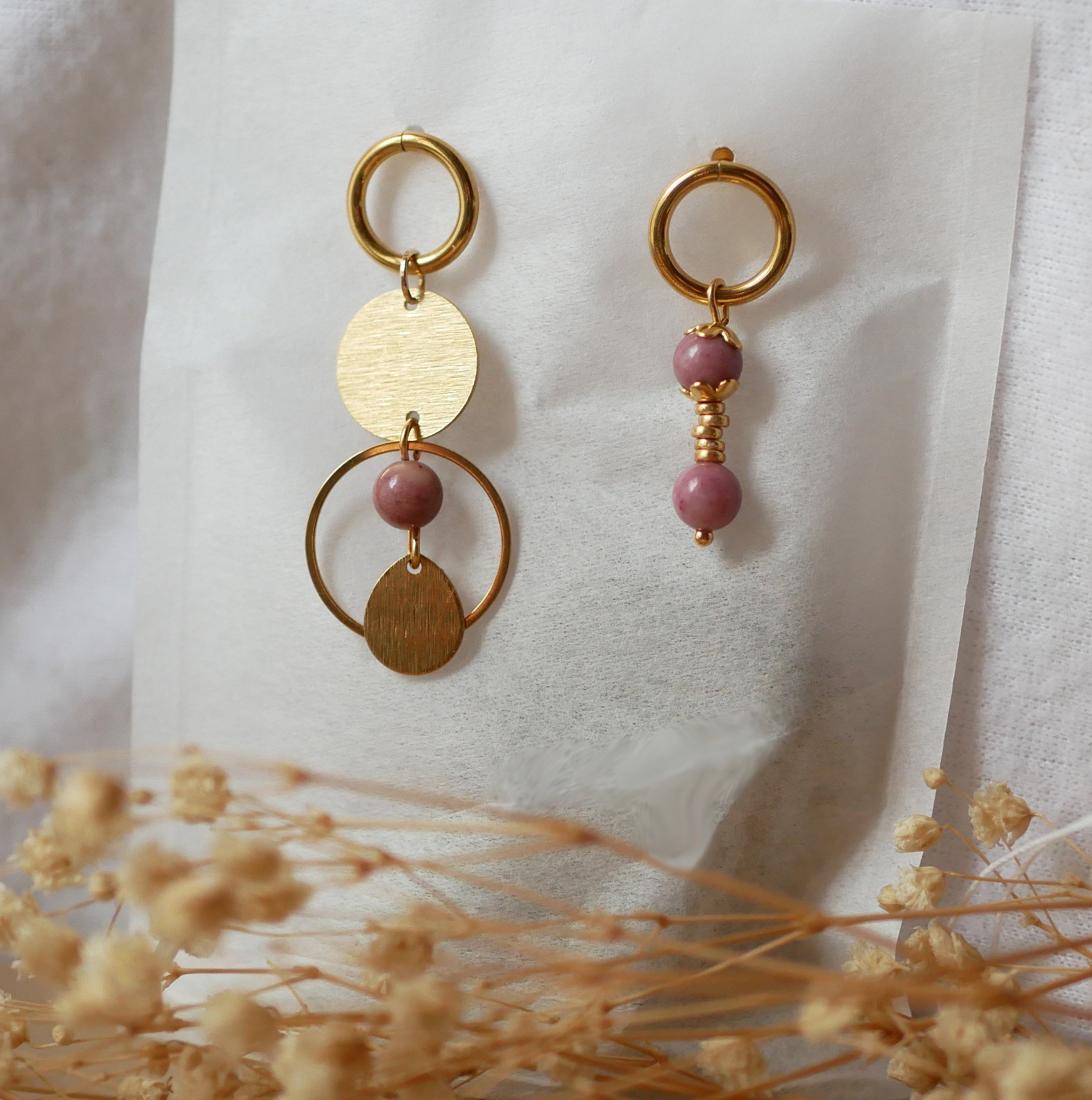 Solo oorbel met roze Rhodoniet parels en grote gouden ring