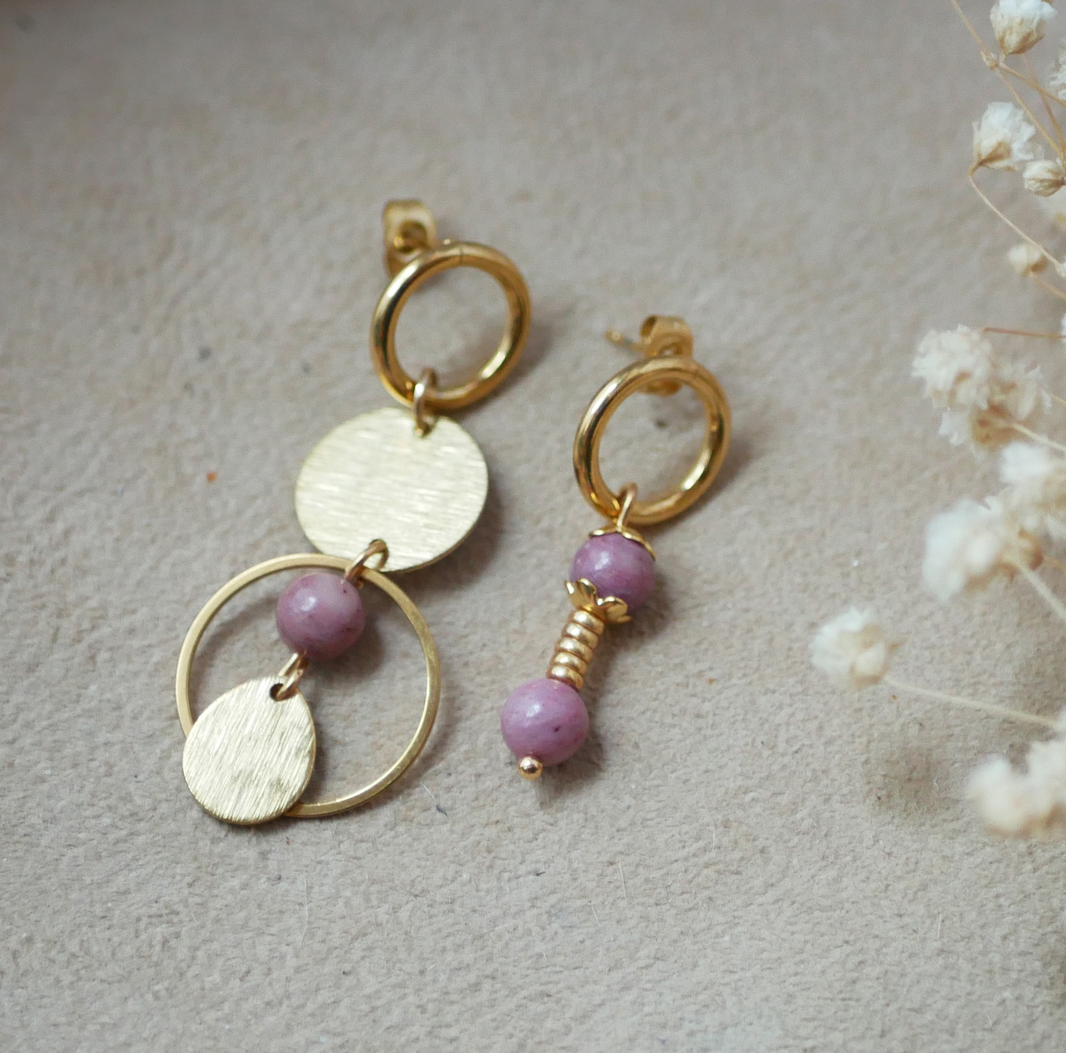 Solo oorbel met roze Rhodoniet parels en grote gouden ring