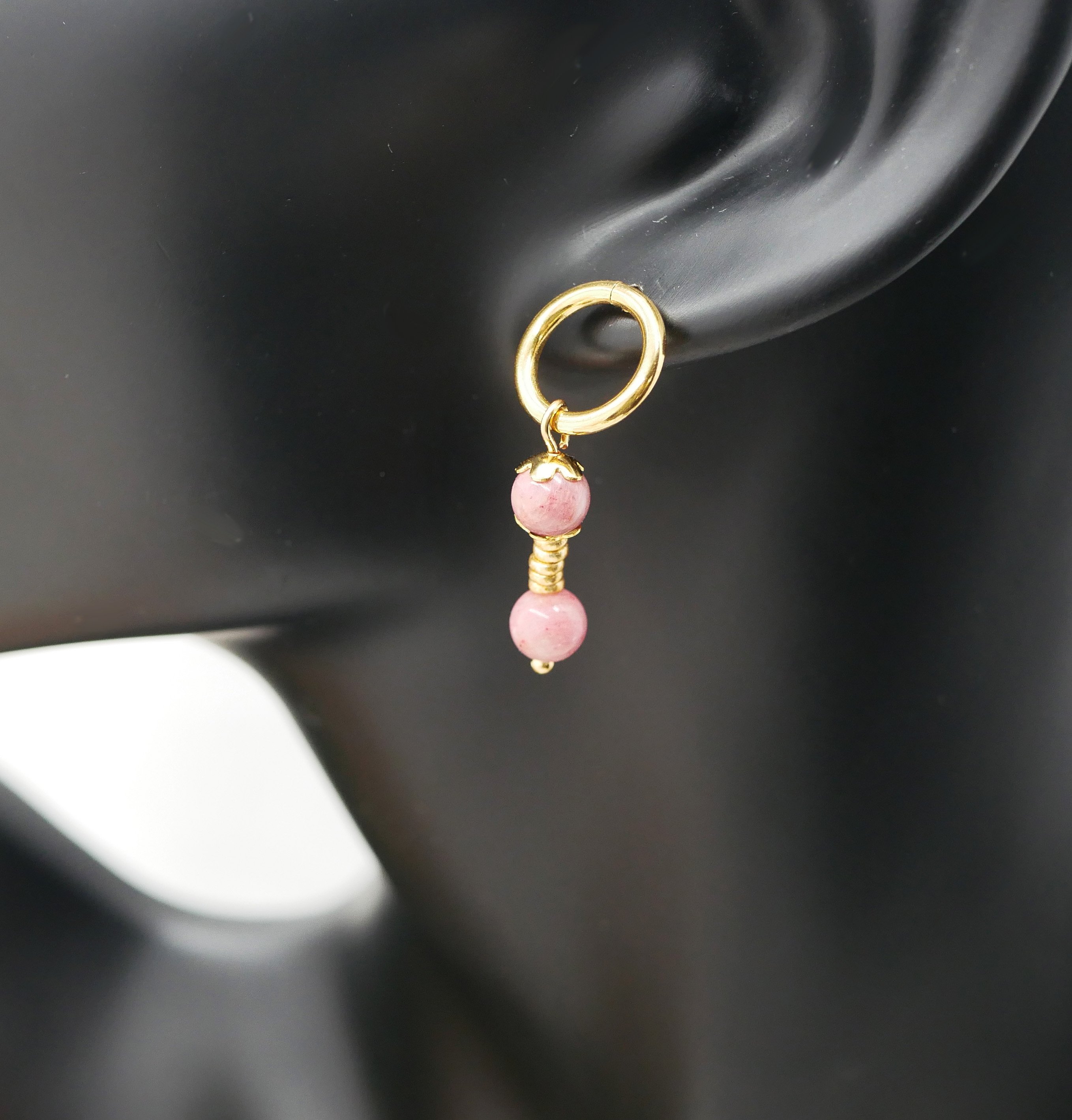 Solo oorbel met roze Rhodoniet parels en grote gouden ring