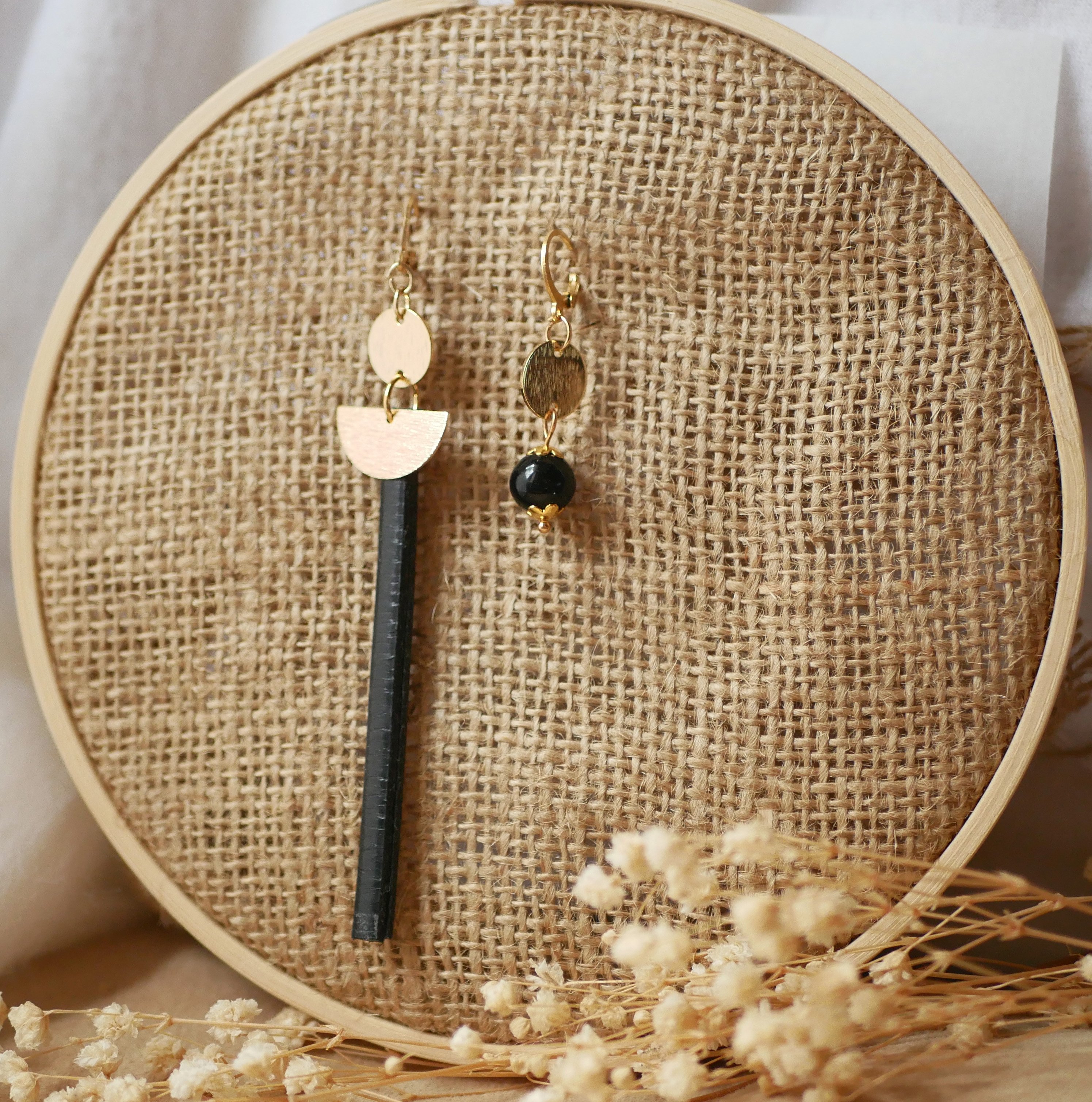 Solo oorbel met ronde zwarte parel