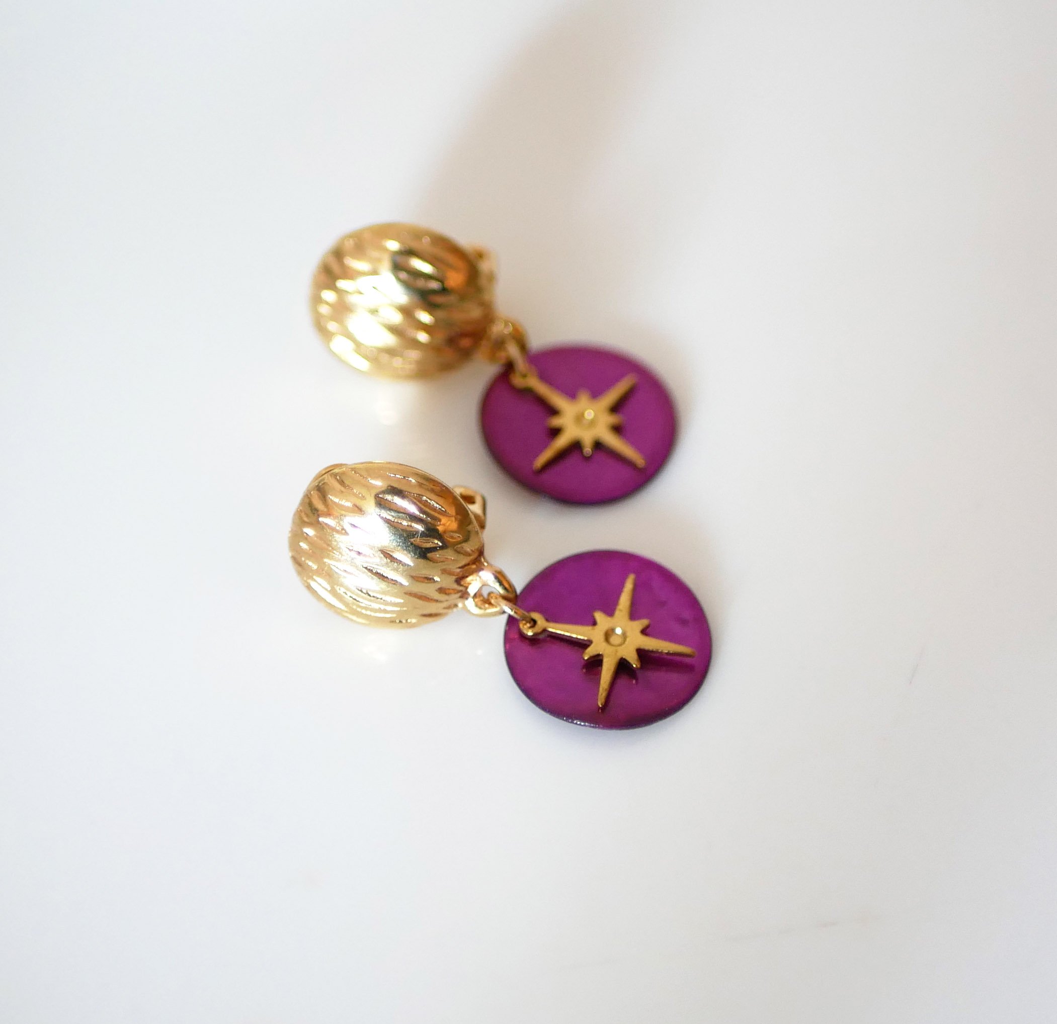 Fuchsia clip oorbellen uit de "Les nacrées" collectie 
