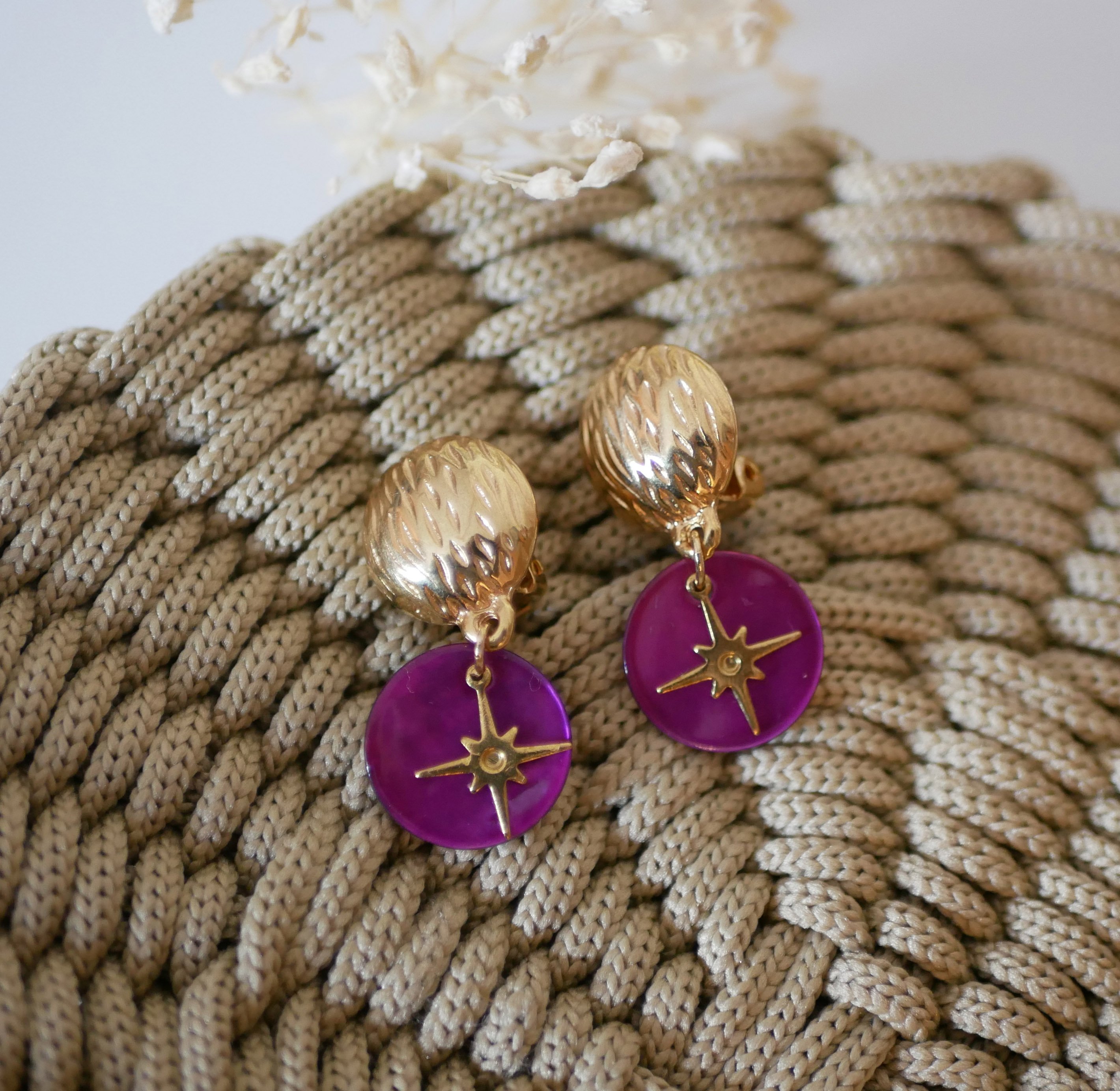 Fuchsia clip oorbellen uit de "Les nacr&eacute;es" collectie 