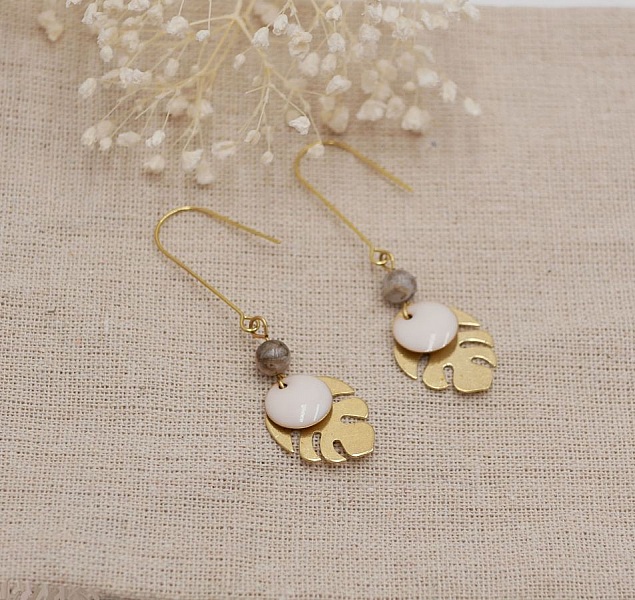 Oorbellen, ruwe messing monstera bladeren en witte pailletten