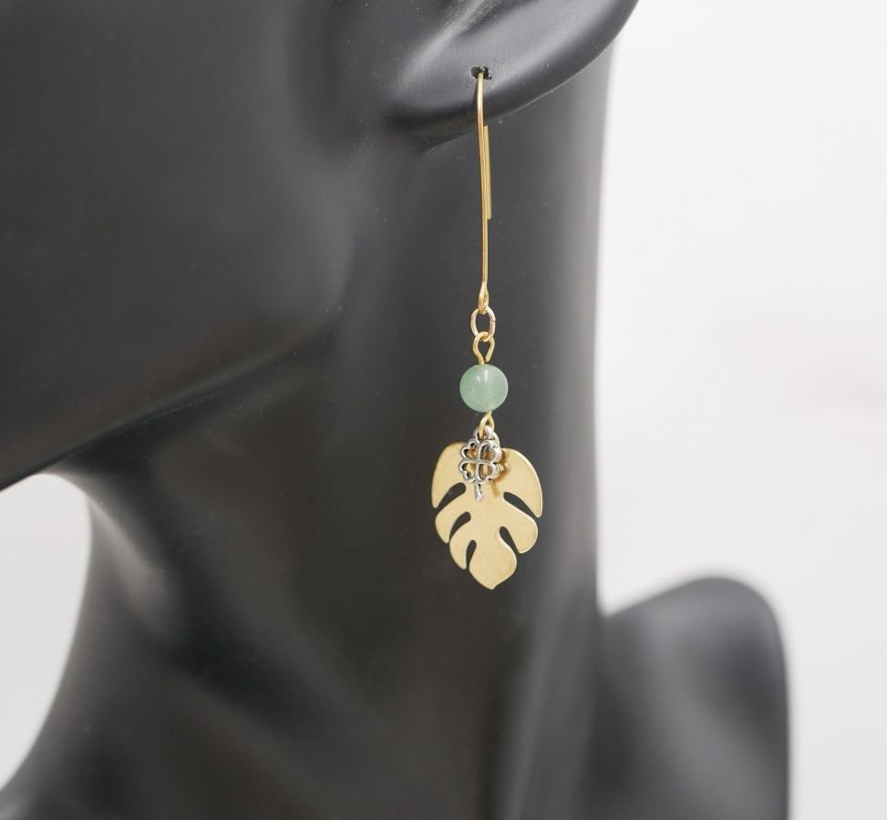 Oorbellen, ruw messing, monstera bladeren en klaver