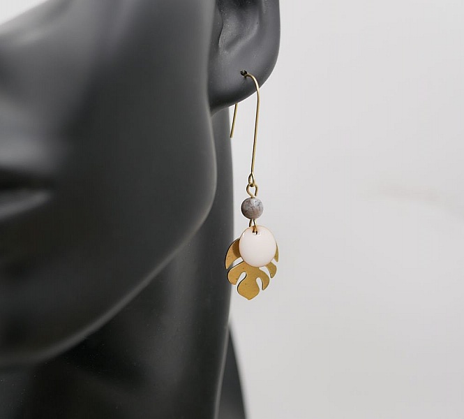 Oorbellen, ruwe messing monstera bladeren en witte pailletten