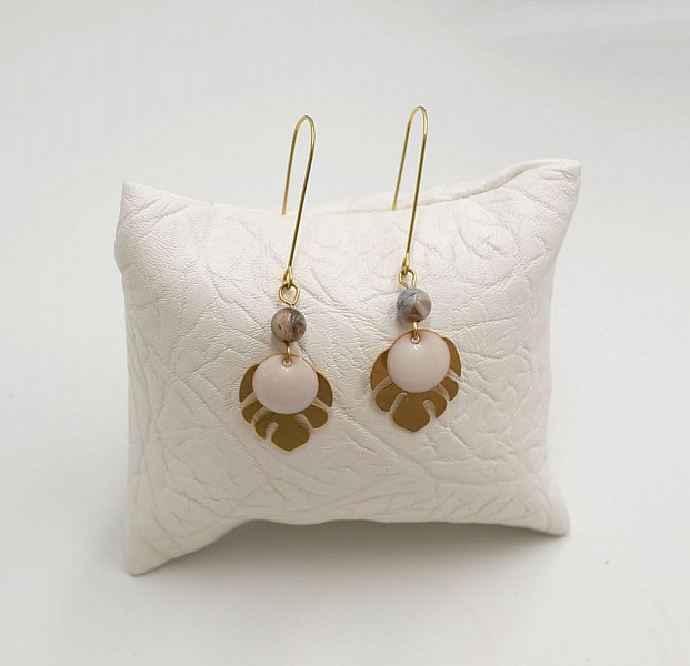 Oorbellen, ruwe messing monstera bladeren en witte pailletten