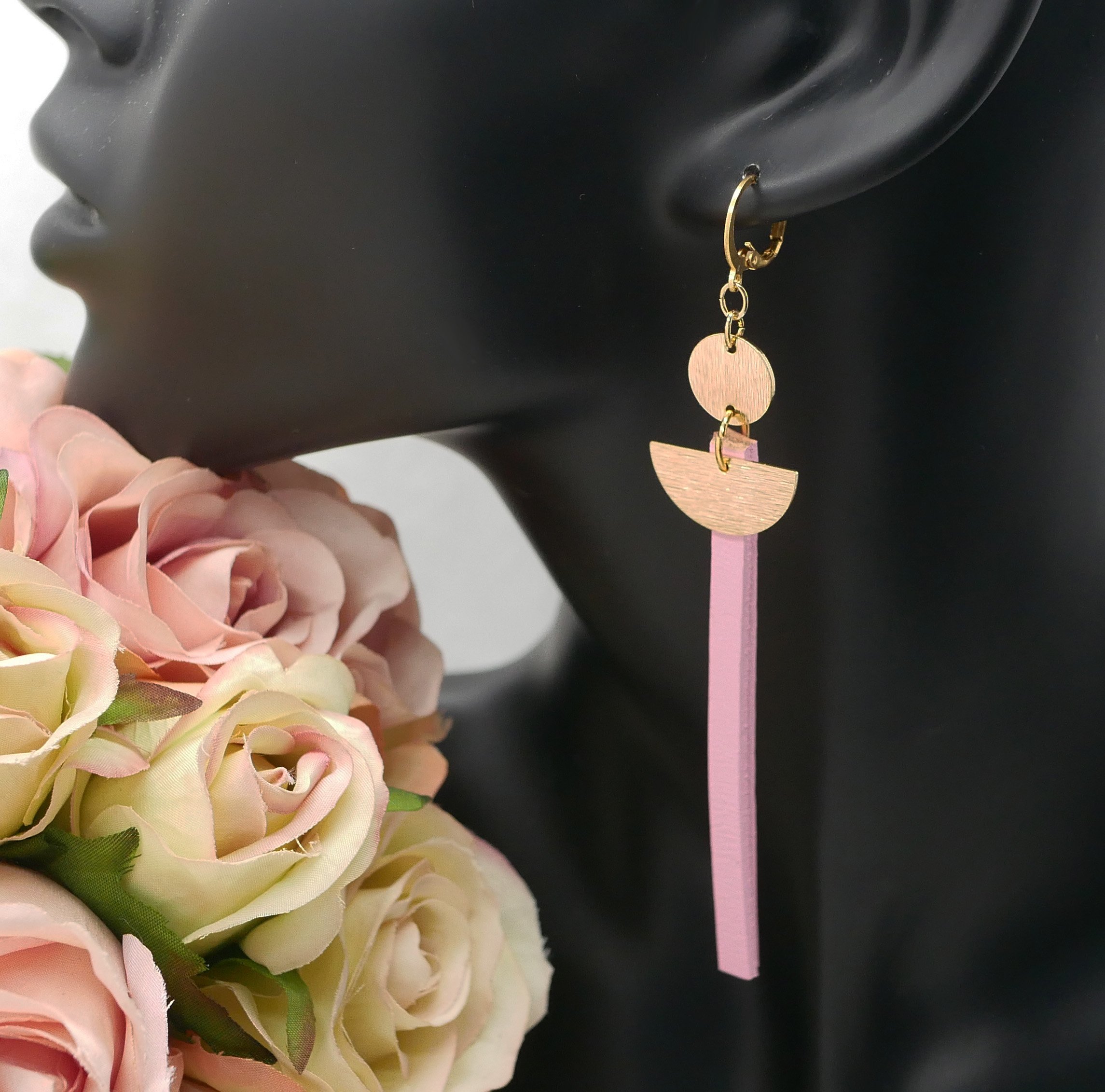 Solo lange bungelende oorbel Roze leer of kleur naar keuze