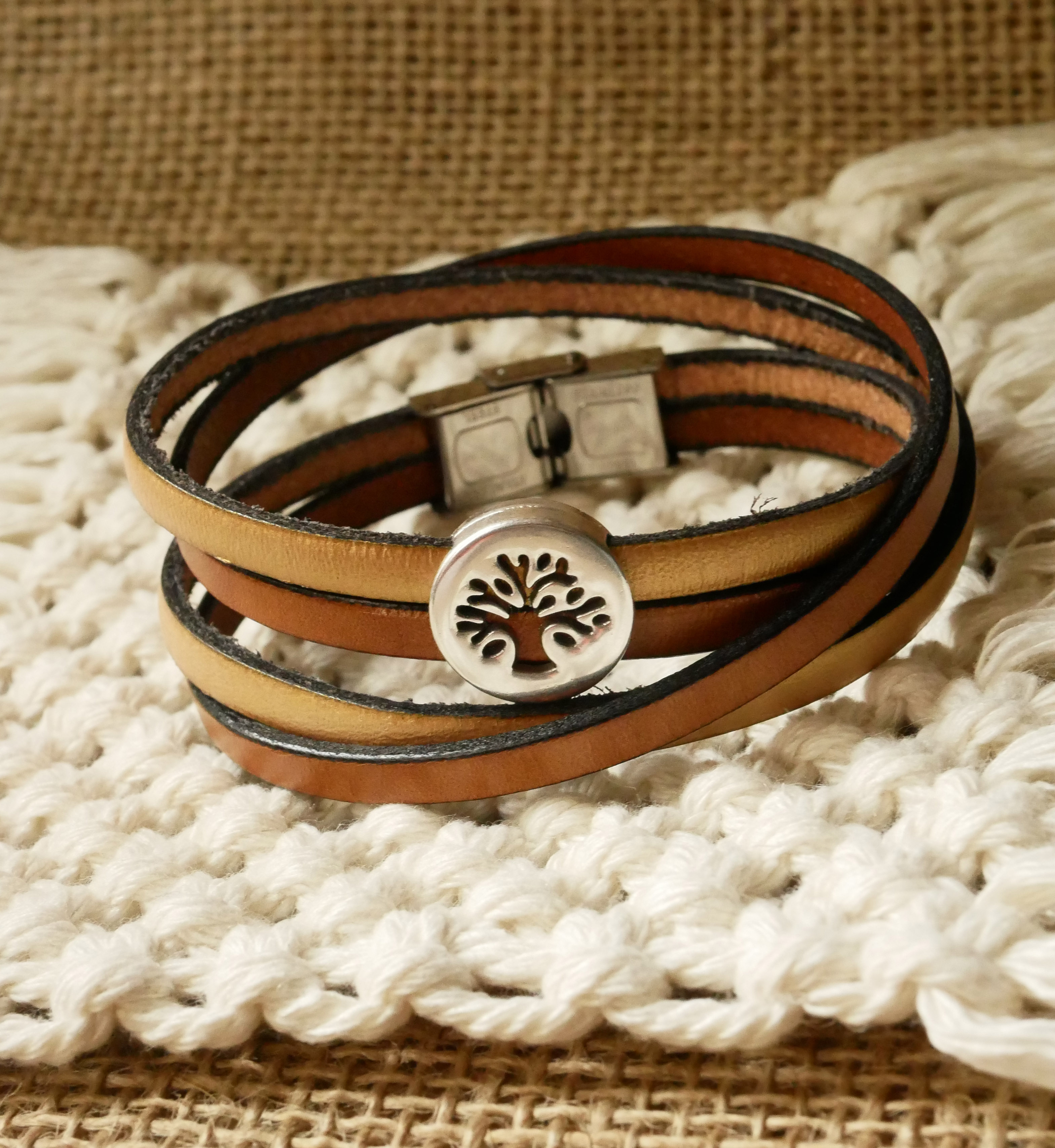 Levensboom armband op dubbel leer gepersonaliseerd door gravure