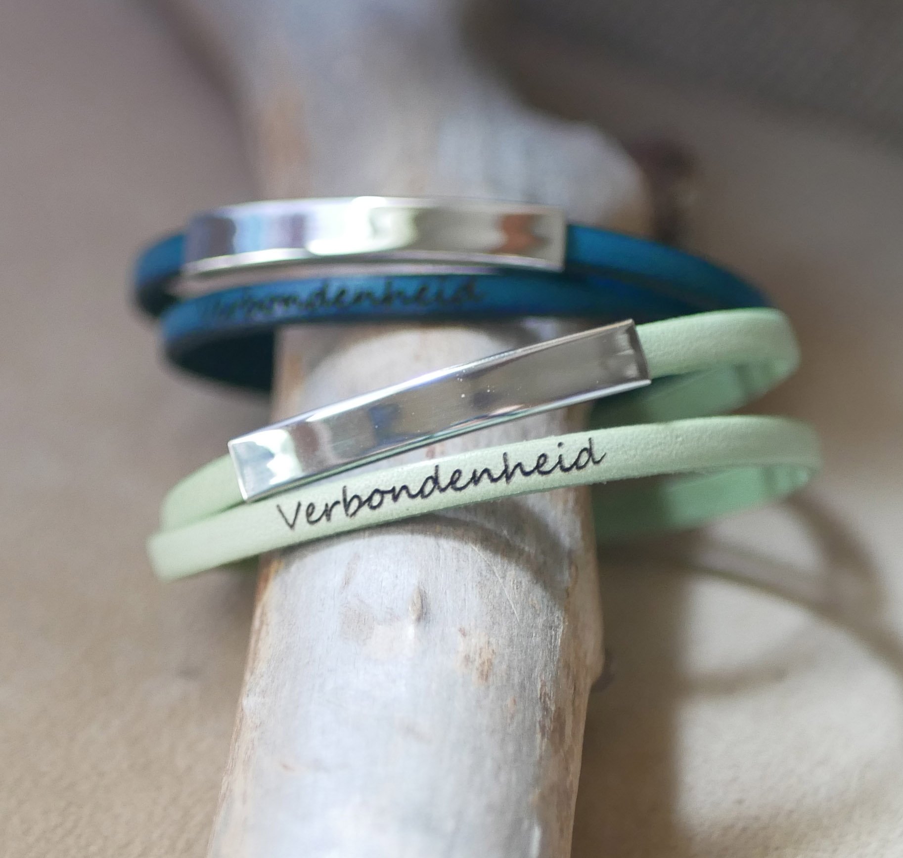 Metalen staafarmband in leer, dubbele draai 