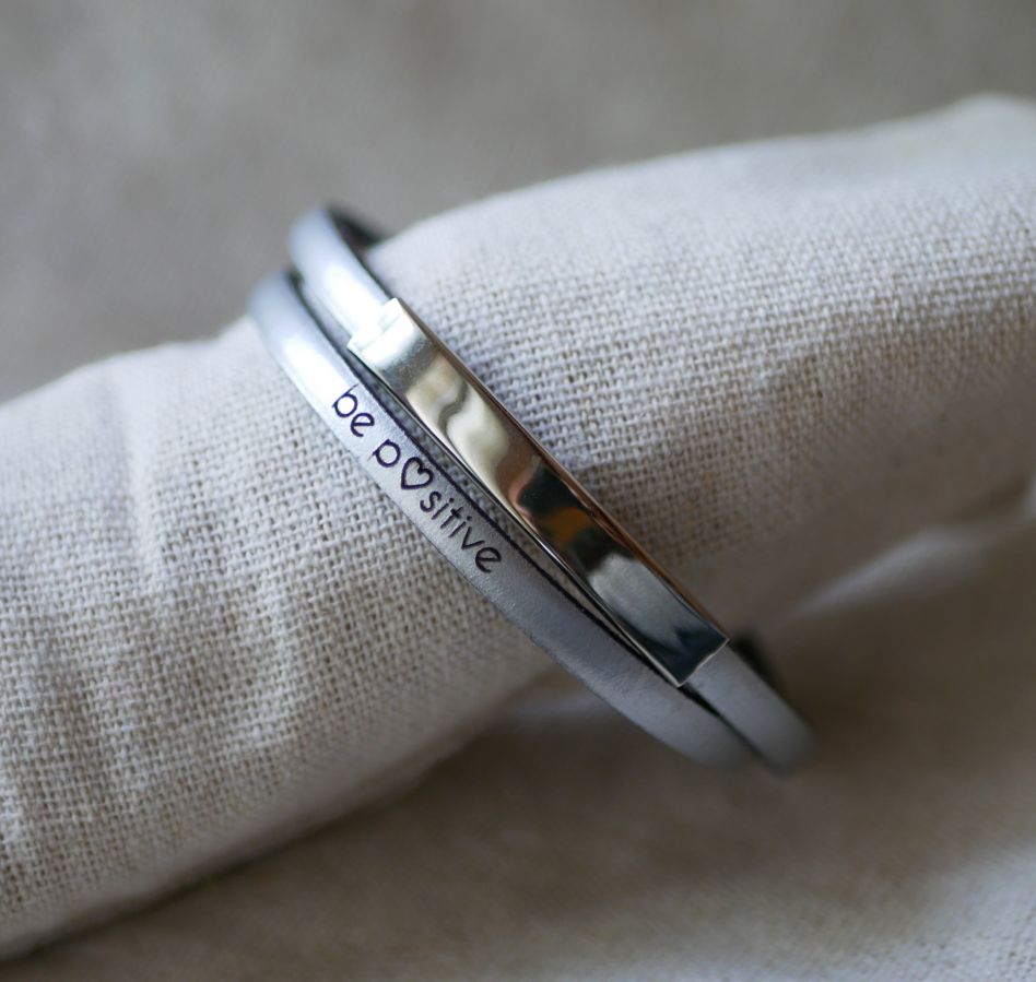 Metalen staafarmband in leer, dubbele draai 