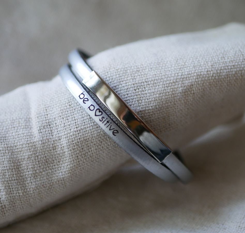 Metalen staafarmband in leer, dubbele draai 