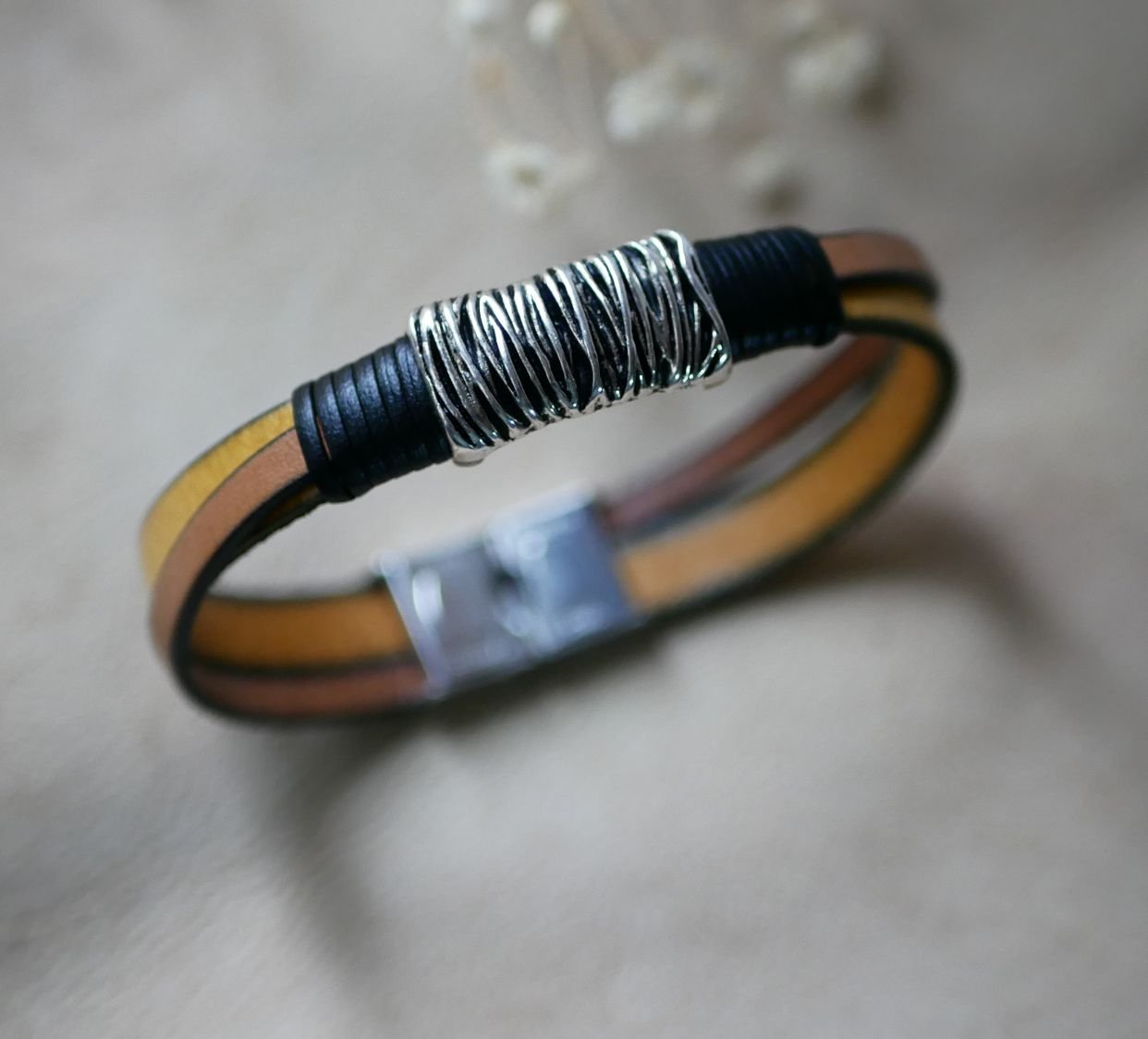 Tweekleurige armband van leer en metaal om te personaliseren