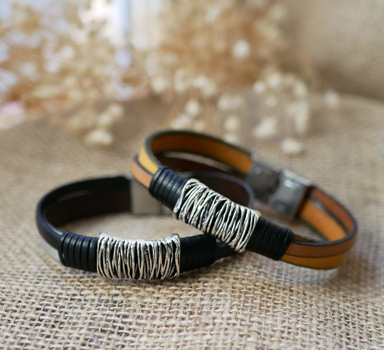 Tweekleurige armband van leer en metaal om te personaliseren