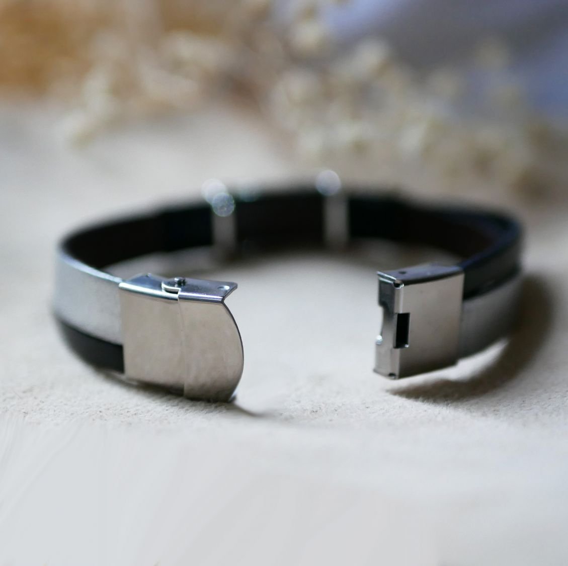 Tweekleurige armband van leer en metaal om te personaliseren