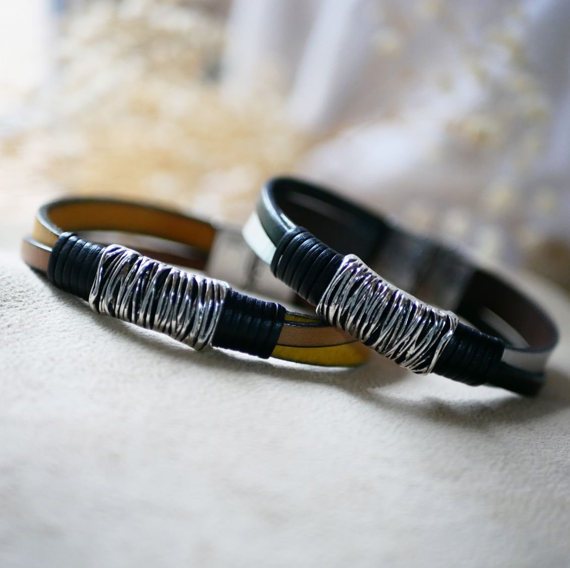 Tweekleurige armband van leer en metaal om te personaliseren