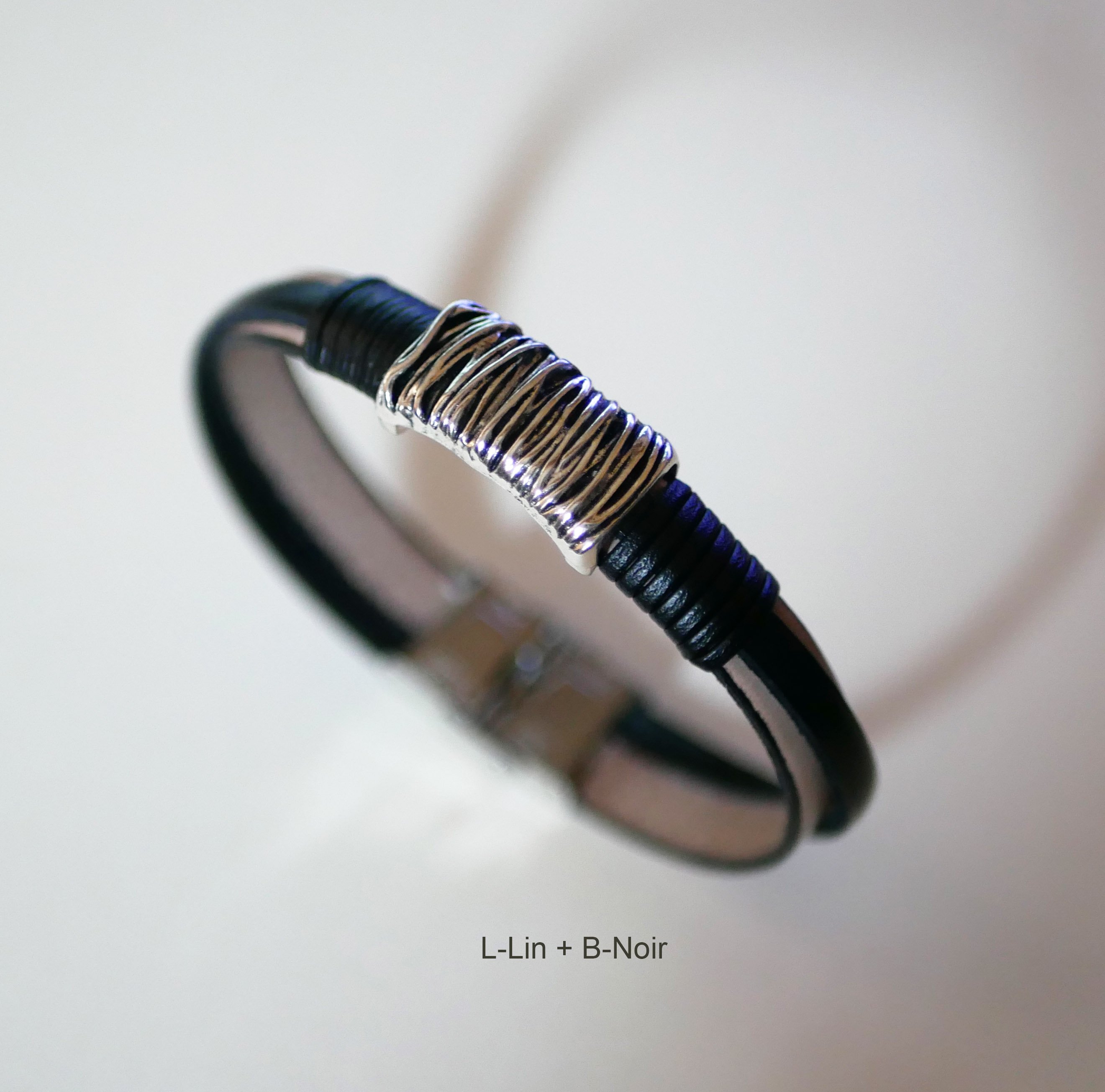 Tweekleurige armband van leer en metaal om te personaliseren