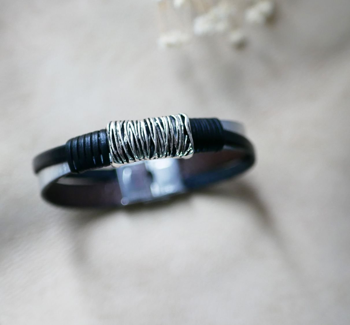 Tweekleurige armband van leer en metaal om te personaliseren