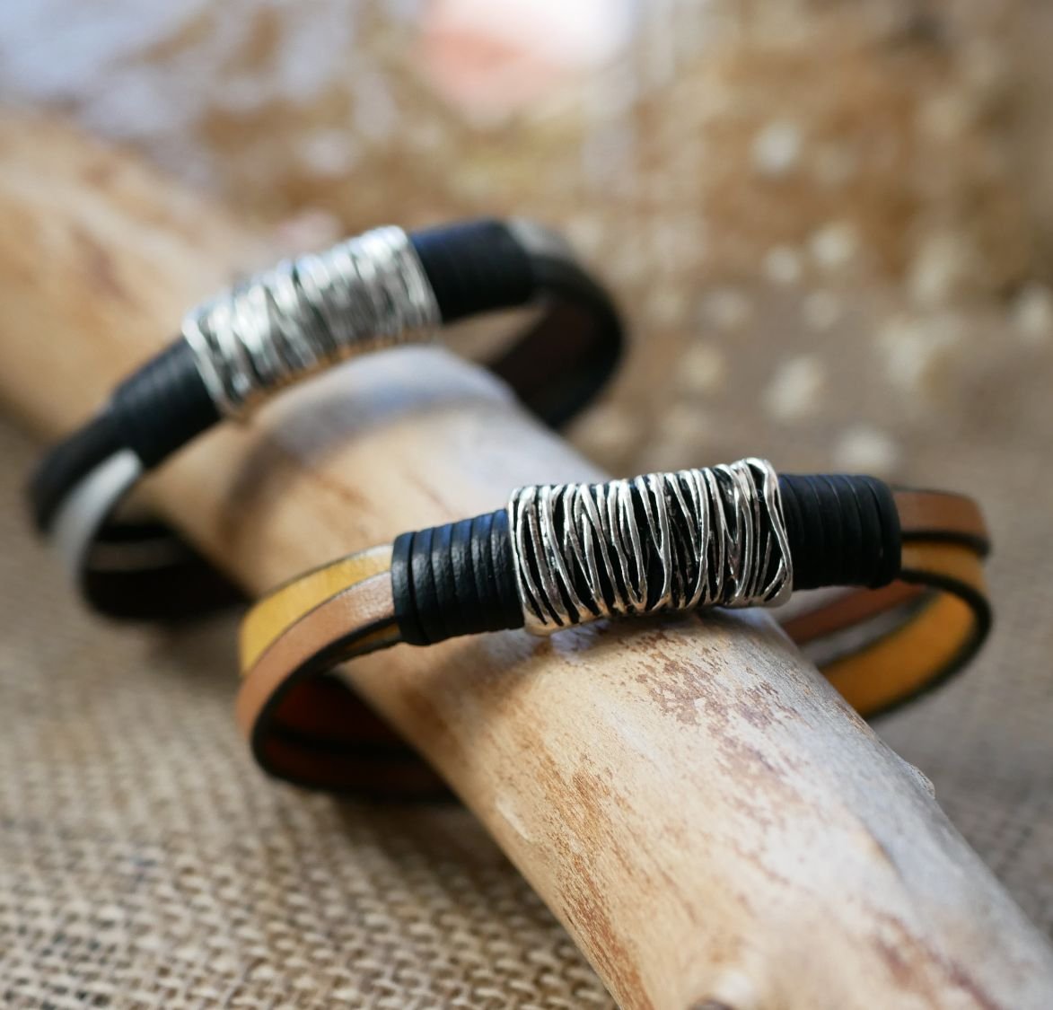 Tweekleurige armband van leer en metaal om te personaliseren