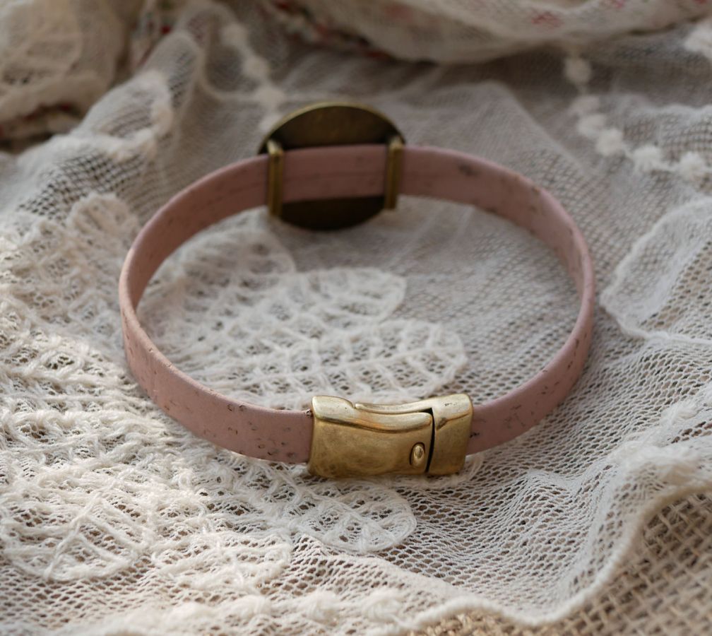 Leren armband met gegraveerde hout cabochon gezet in brons