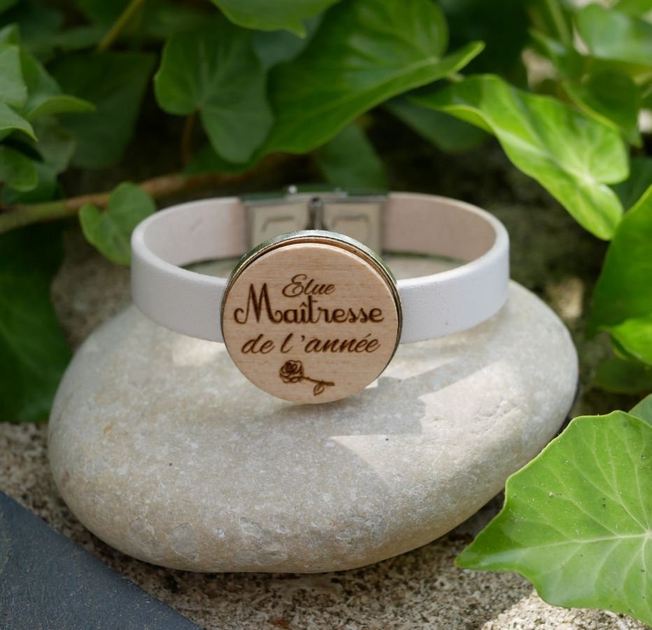 Leren armband met gegraveerde hout cabochon gezet in zilver