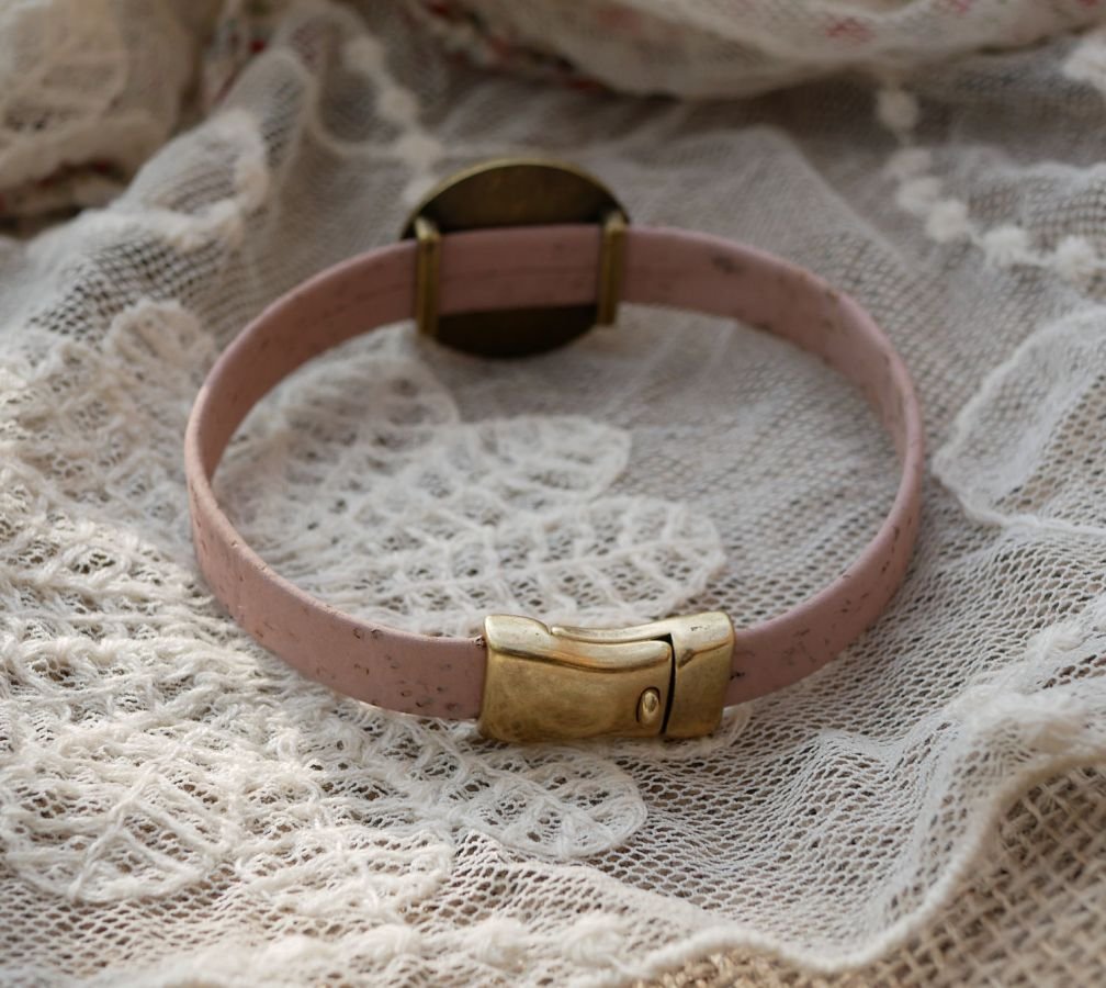 Leren armband met gegraveerde hout cabochon gezet in brons