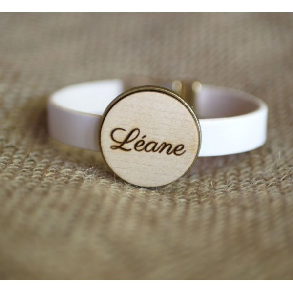 Leren armband met gegraveerde hout cabochon gezet in brons