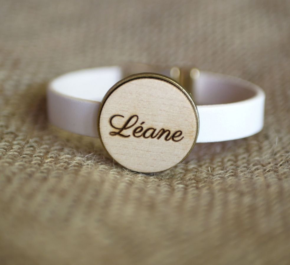 Leren armband met gegraveerde hout cabochon gezet in brons