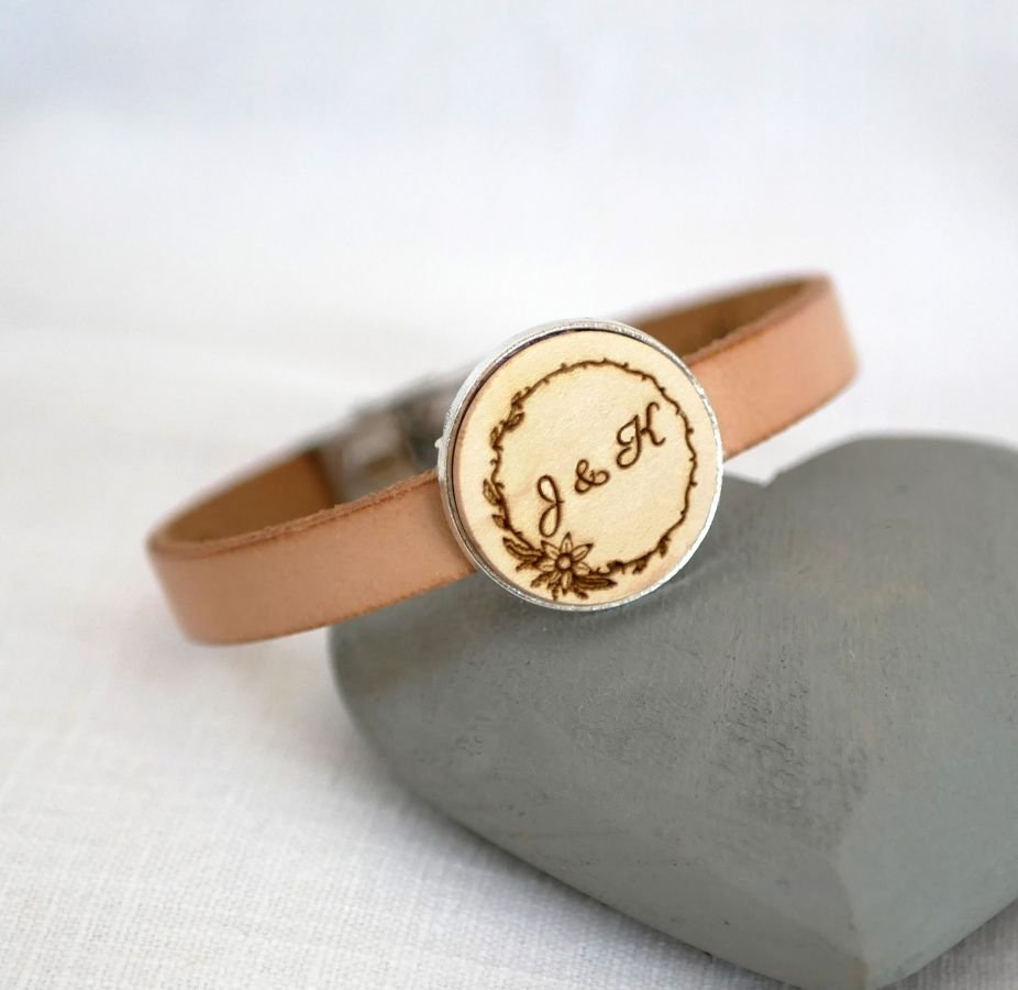 Leren armband met gegraveerde hout cabochon gezet in zilver