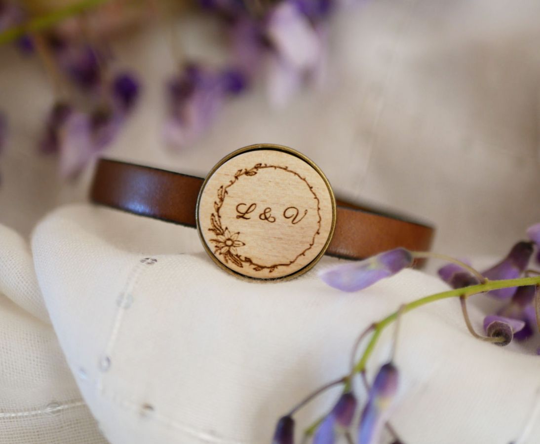 Leren armband met gegraveerde hout cabochon gezet in brons