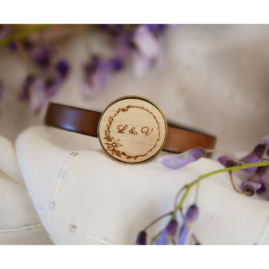 Leren armband met gegraveerde hout cabochon gezet in brons