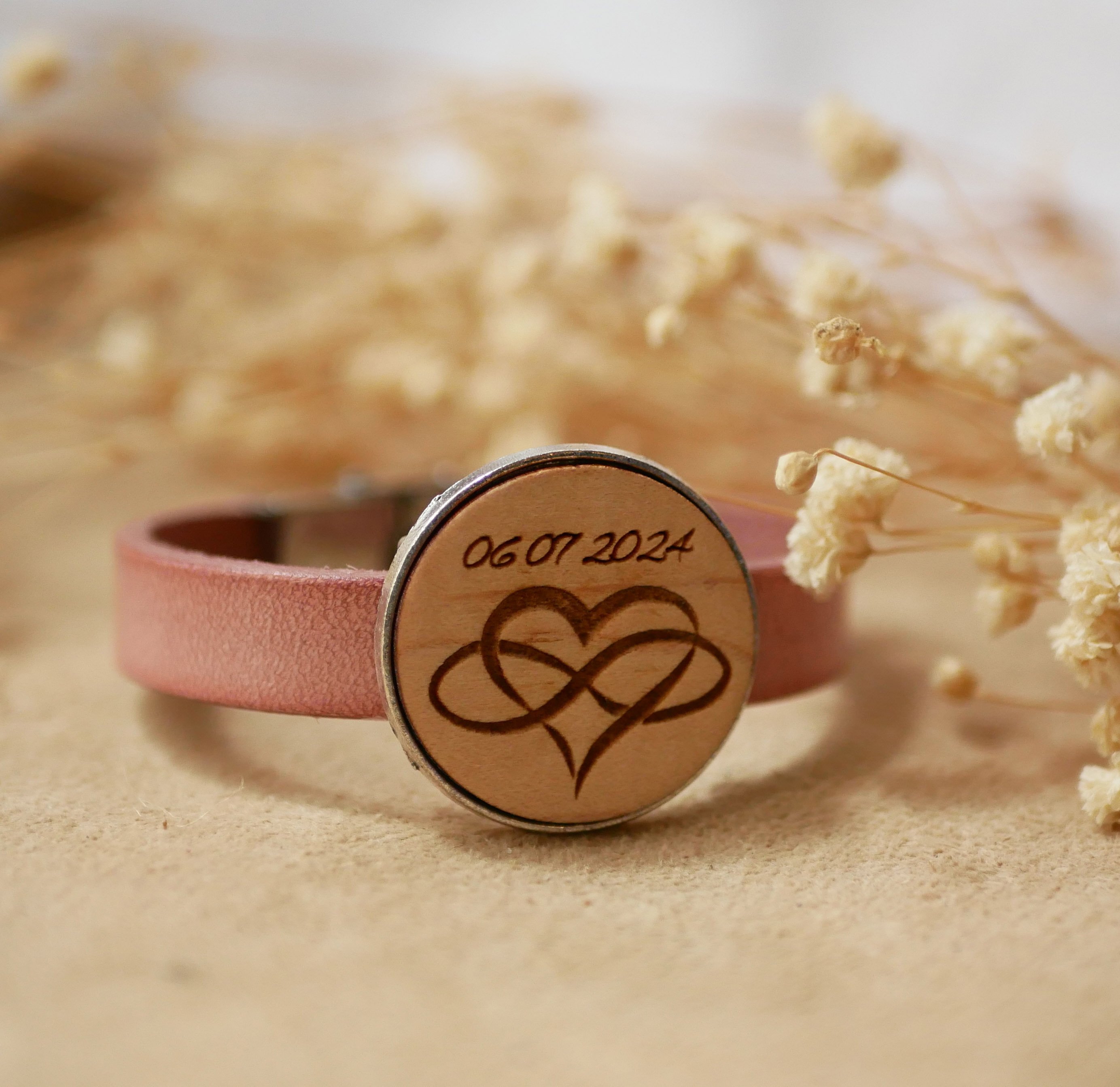 Leren armband met gegraveerde hout cabochon gezet in zilver