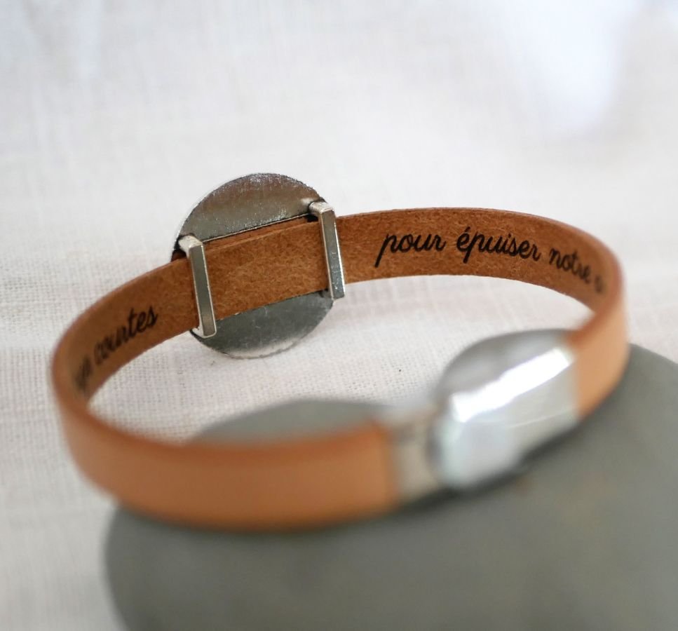 Leren armband met gegraveerde hout cabochon gezet in zilver
