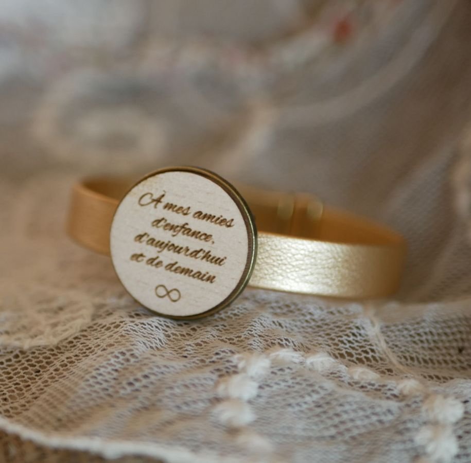 Leren armband met gegraveerde hout cabochon gezet in brons