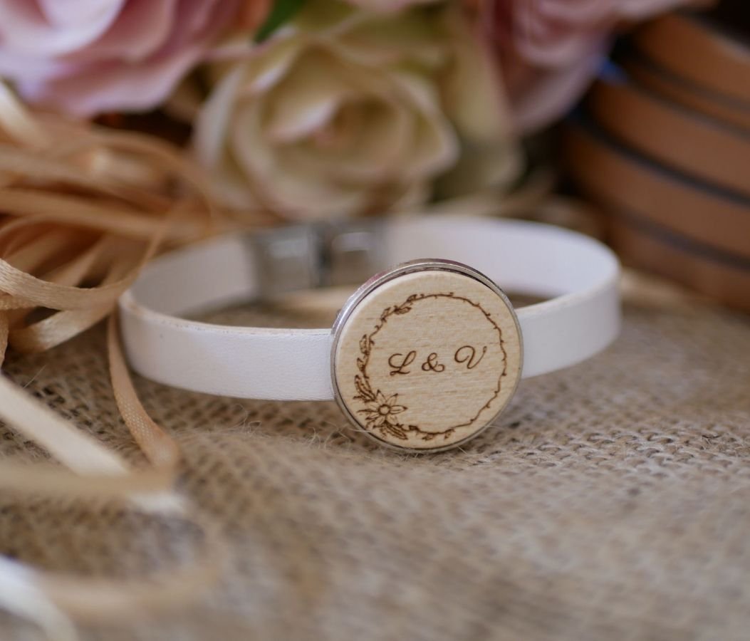 Leren armband met gegraveerde hout cabochon gezet in zilver