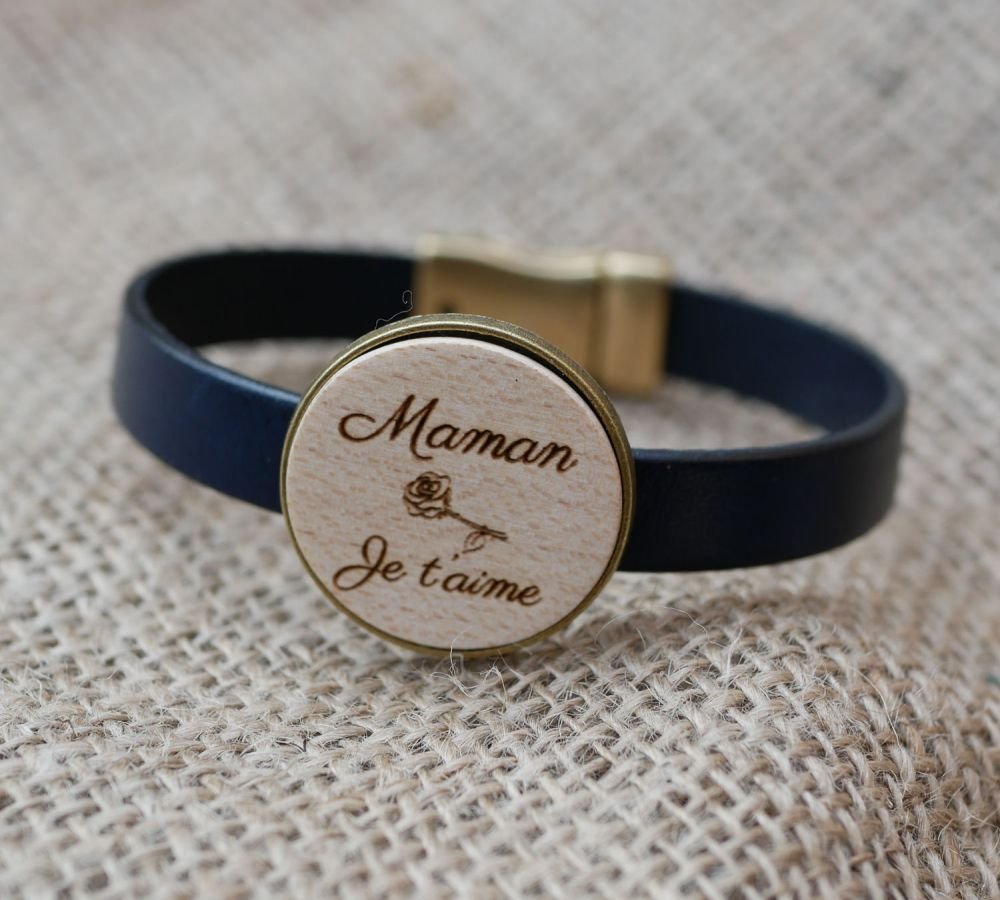 Leren armband met gegraveerde hout cabochon gezet in brons