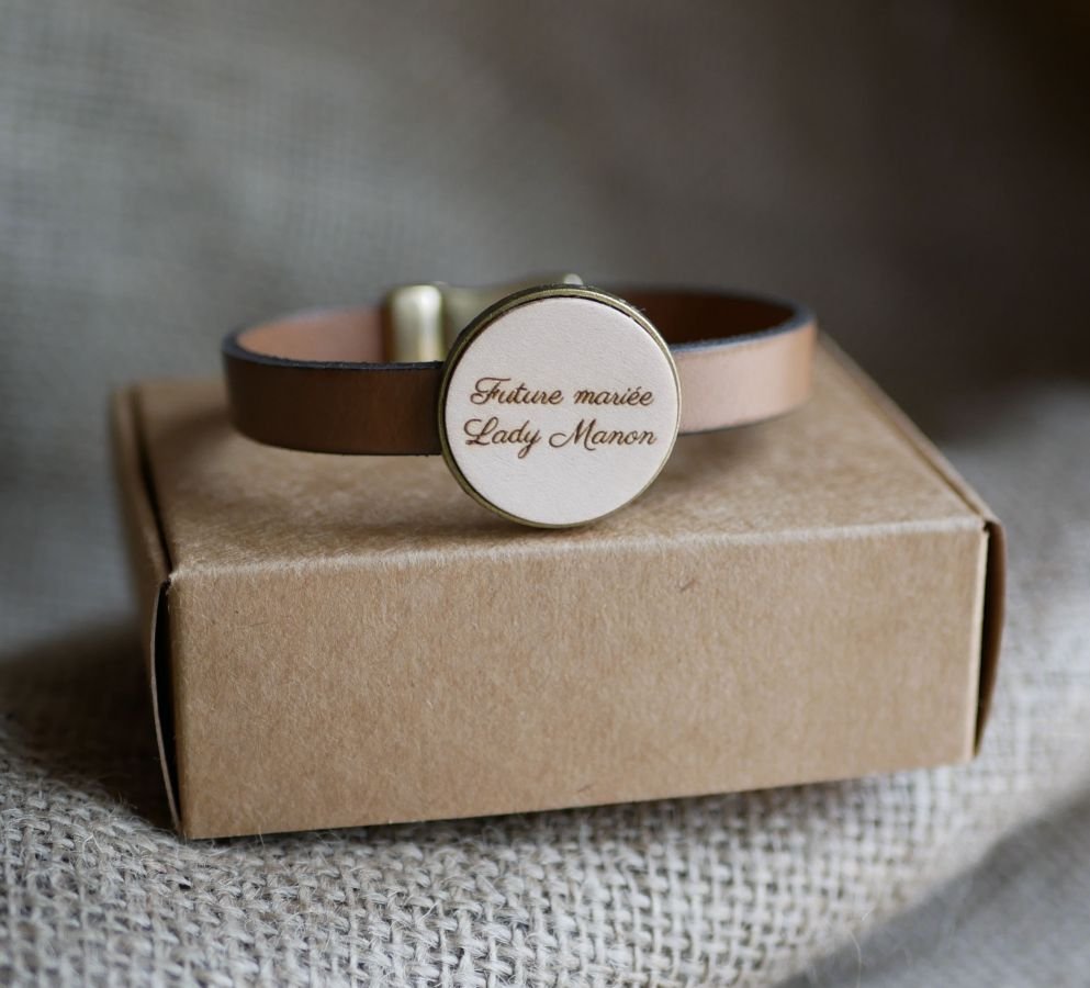 Leren armband met gegraveerde hout cabochon gezet in brons