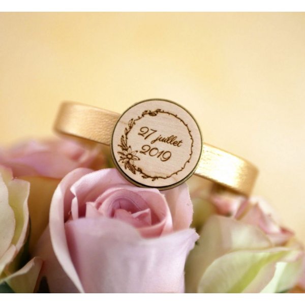 Leren armband met gegraveerde hout cabochon gezet in brons