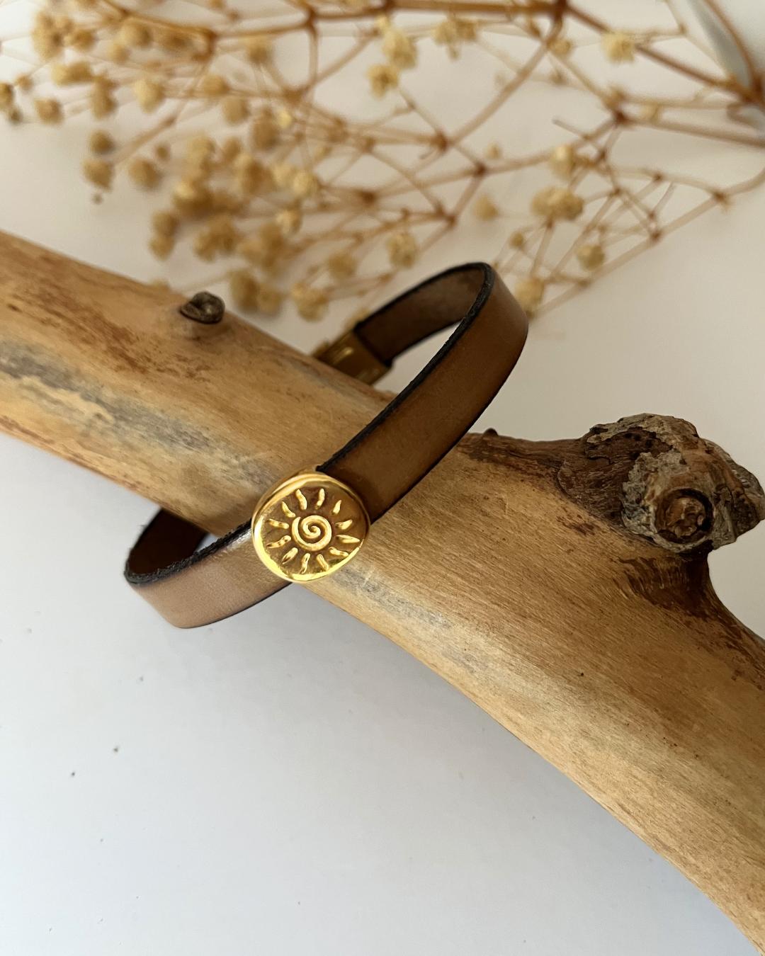 Bracelet cuir au cabochon soleil doré pour femme 