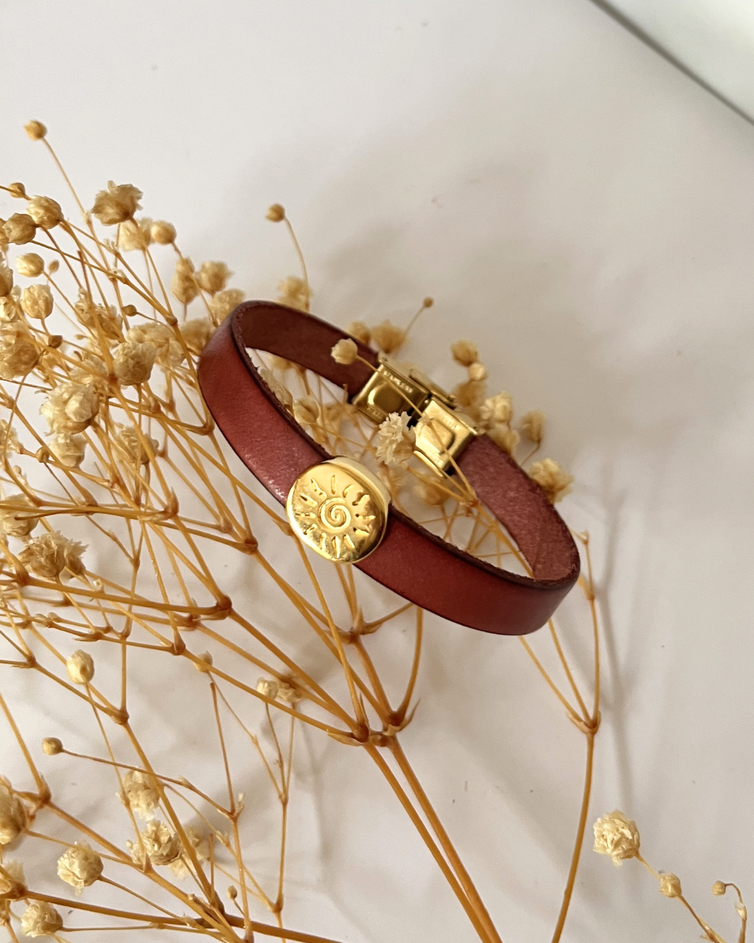 Bracelet cuir au cabochon soleil doré pour femme 